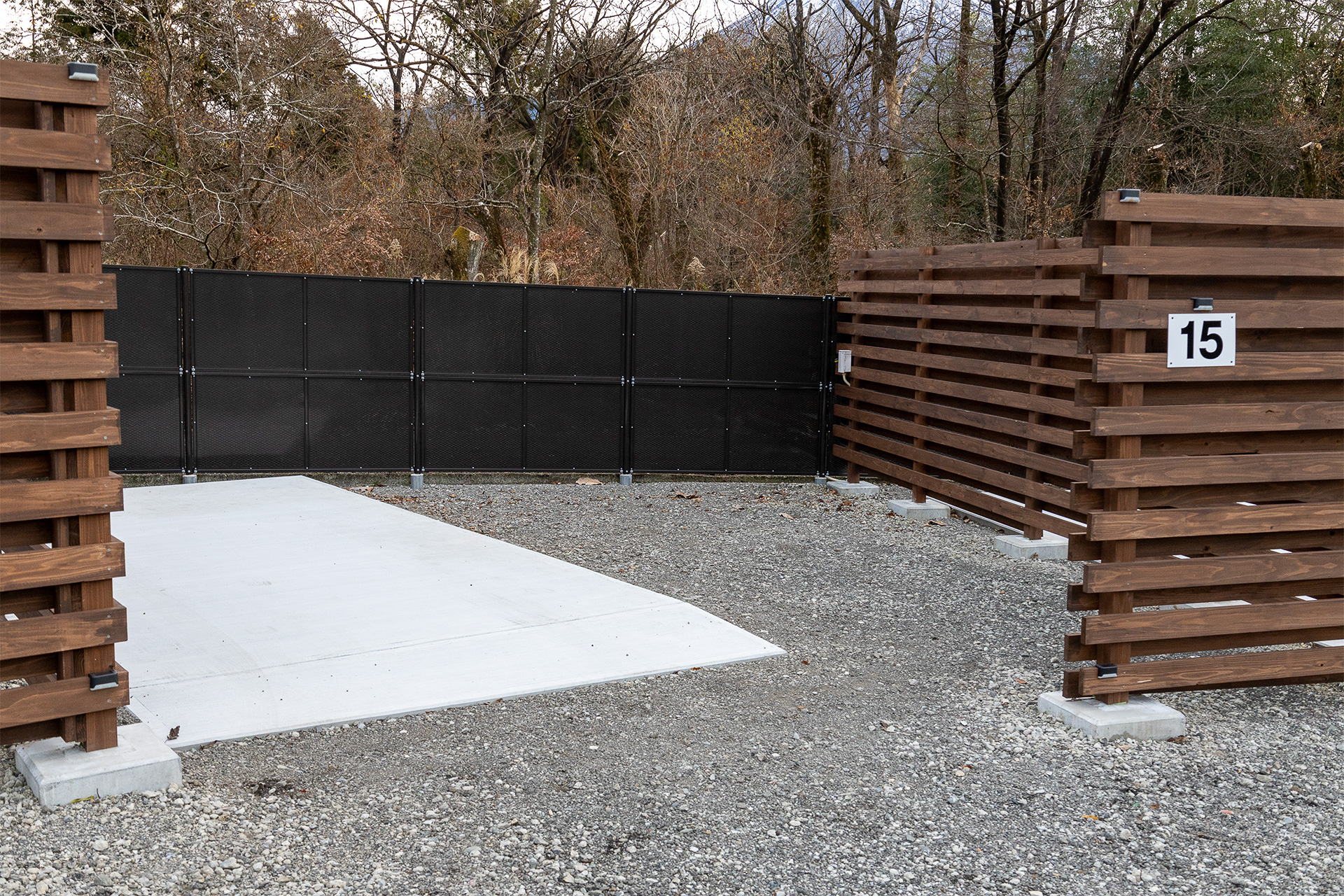 コンクリート打ちの駐車スペースは停めやすいが、余った部分はデッドスペースになるので、テーブルなどを広く展開したい場合はスペース作りに自由度がある砂利引きの区画の方がいいかも