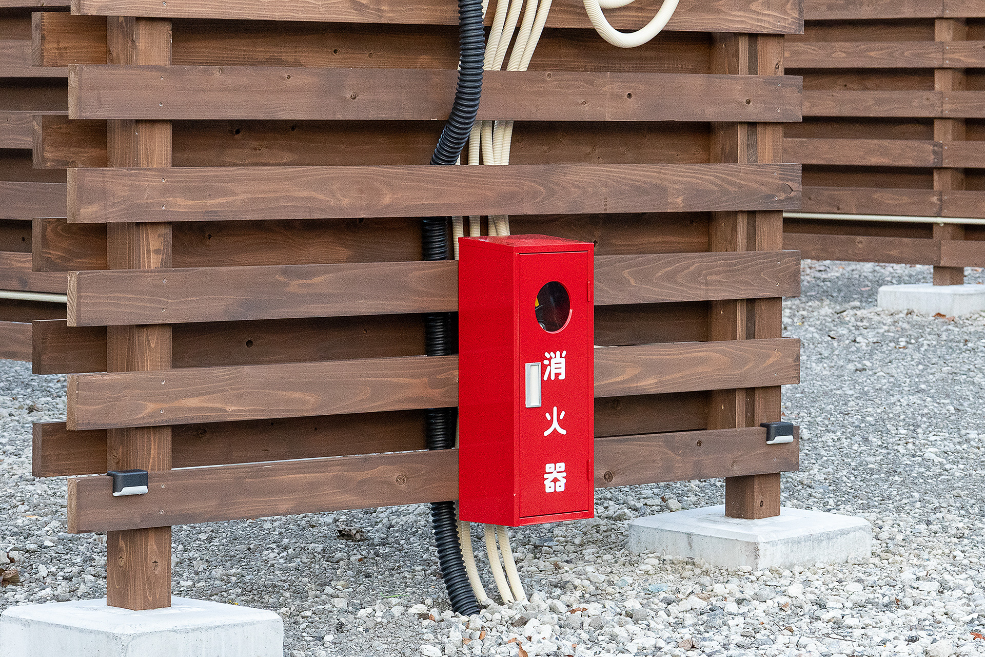 ここは感心したところ。敷地内にはいくつかの消火器が設置されていた。大型のバッテリーを積んだクルマが利用して、なおかつ火を使うだけに消火器は絶対にあった方がいいだろう