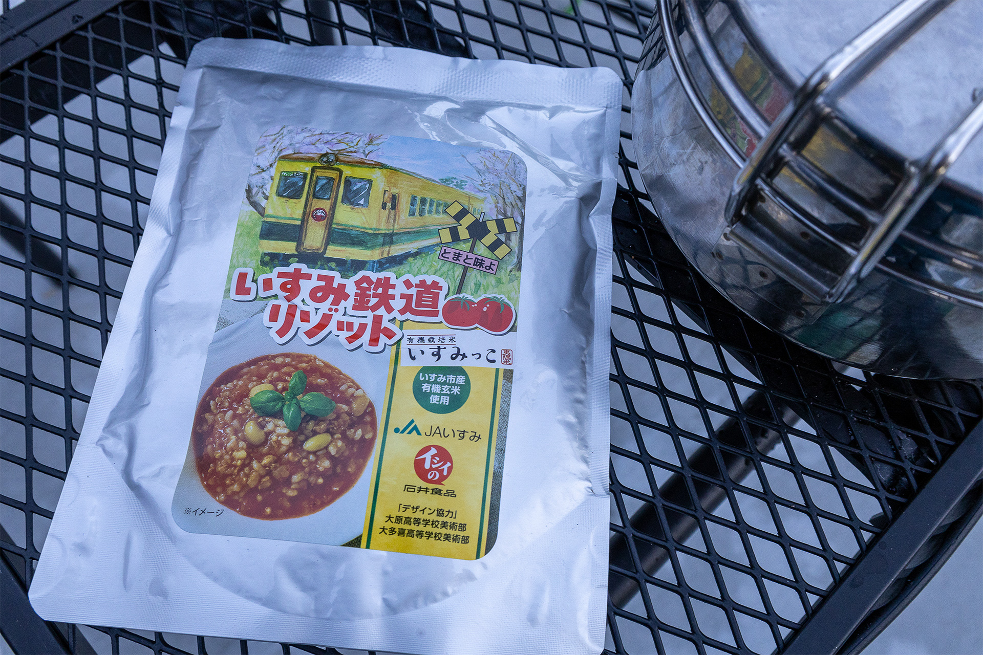 夕飯用に持参したインスタントのトマトリゾット。以前取材でお世話になった千葉の鉄道会社「いすみ鉄道」のオリジナル品