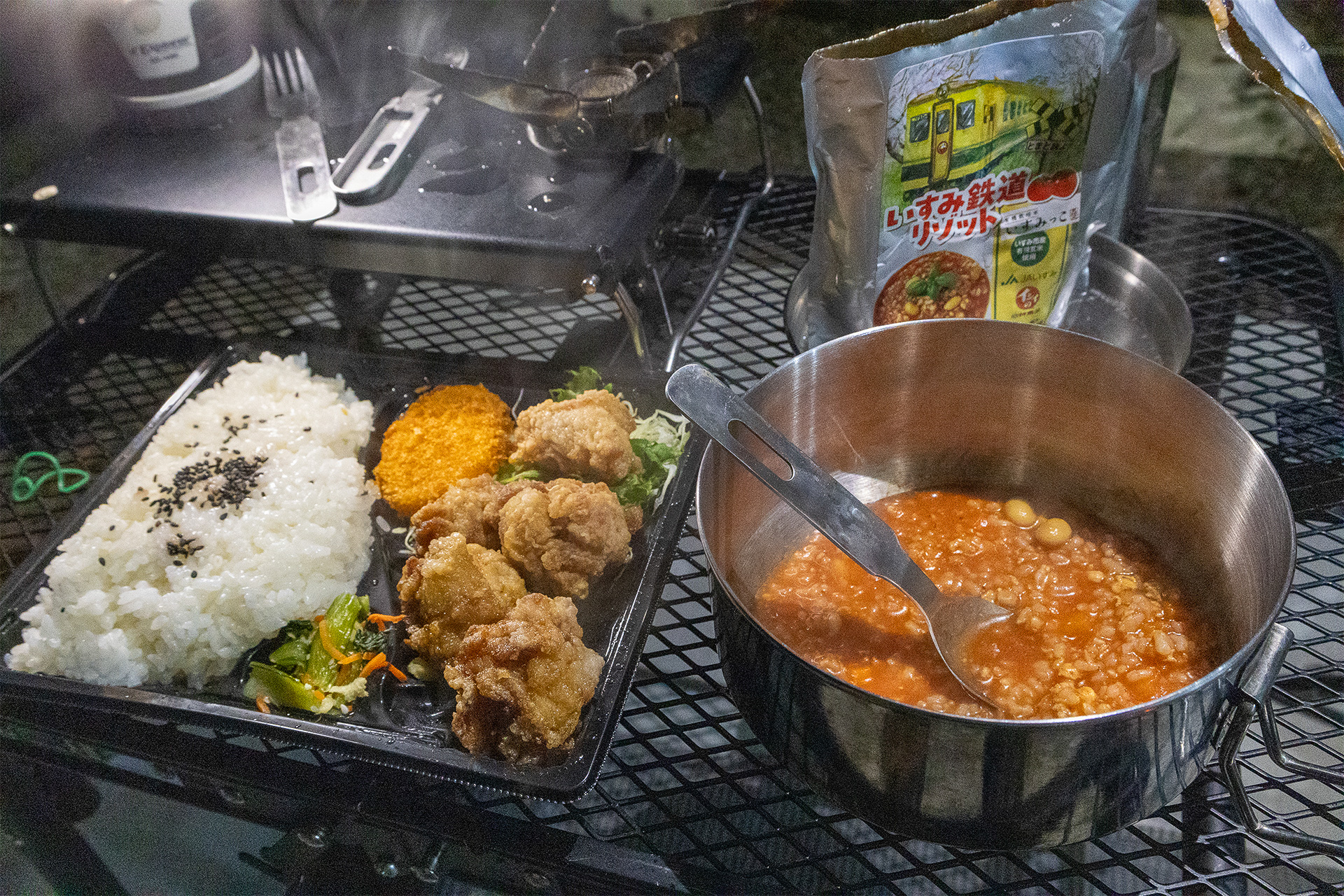 レトルトながら素材にこだわっていて美味しい。お弁当をメインにしていてもこうした一品があると食事の満足感は高まる