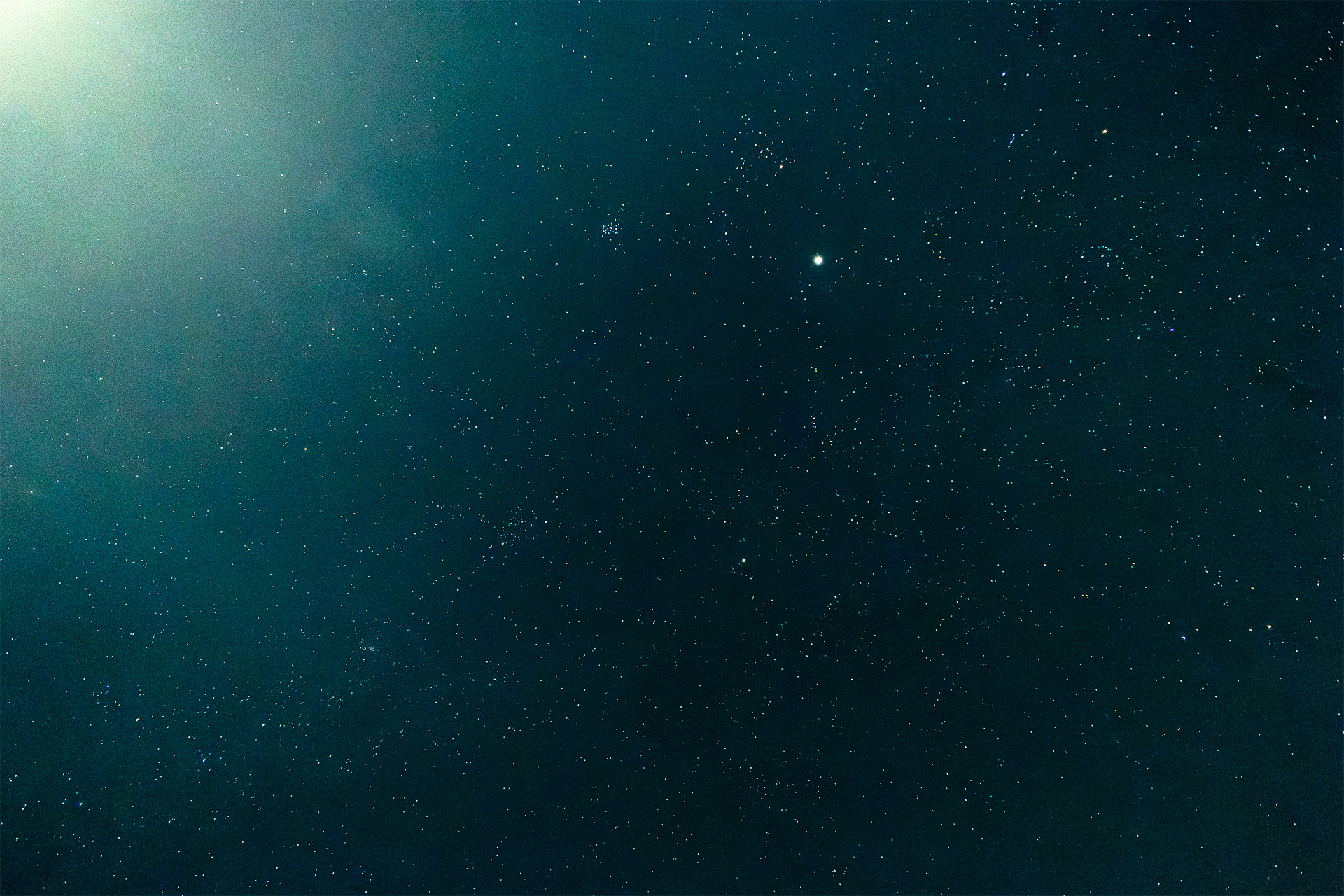 星空と言うより「宇宙」と呼んだ方がいい感じ。空気が乾燥している冬の空なのでよけいにきれいに写るのだろう。なお、星空写真はすべて画像処理後のもの。肉眼ではここまで見えない