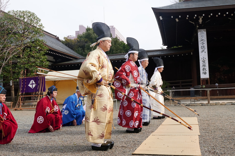 靖国神社、2025年初詣の開門時間を案内。巳の縁起物/正月限定の刺繍