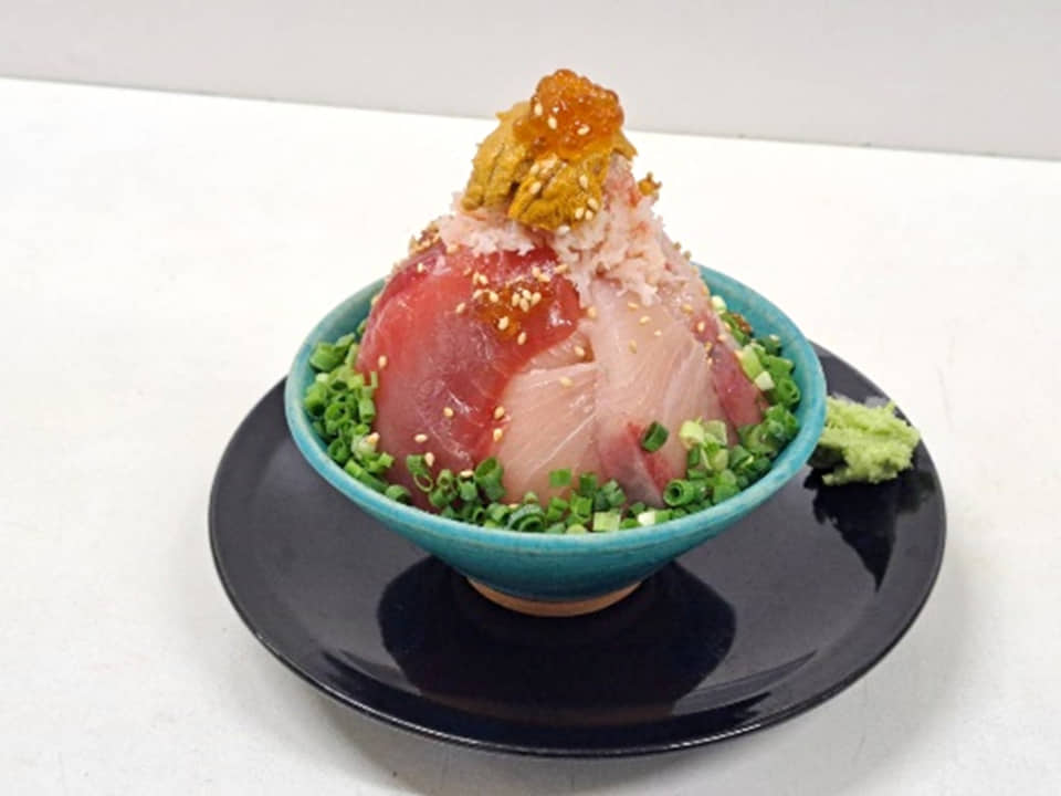 新東名 駿河湾沼津SAで海鮮丼！ 本マグロ/蟹/いくら/ブリも豪快盛り