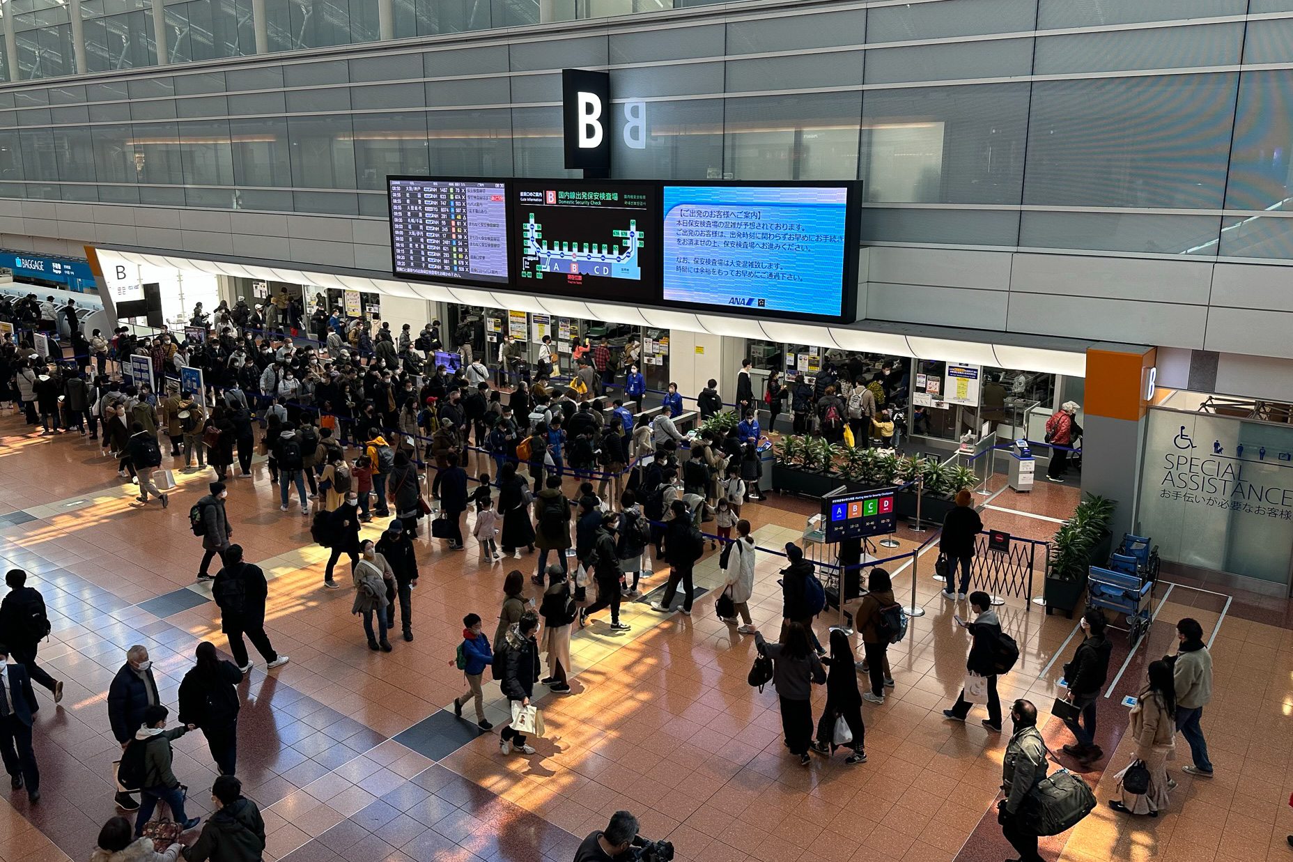 羽田空港 第2ターミナルの保安検査場Bの様子。ここはスマートレーン導入済みなので、見た目の印象より列の進みが早い