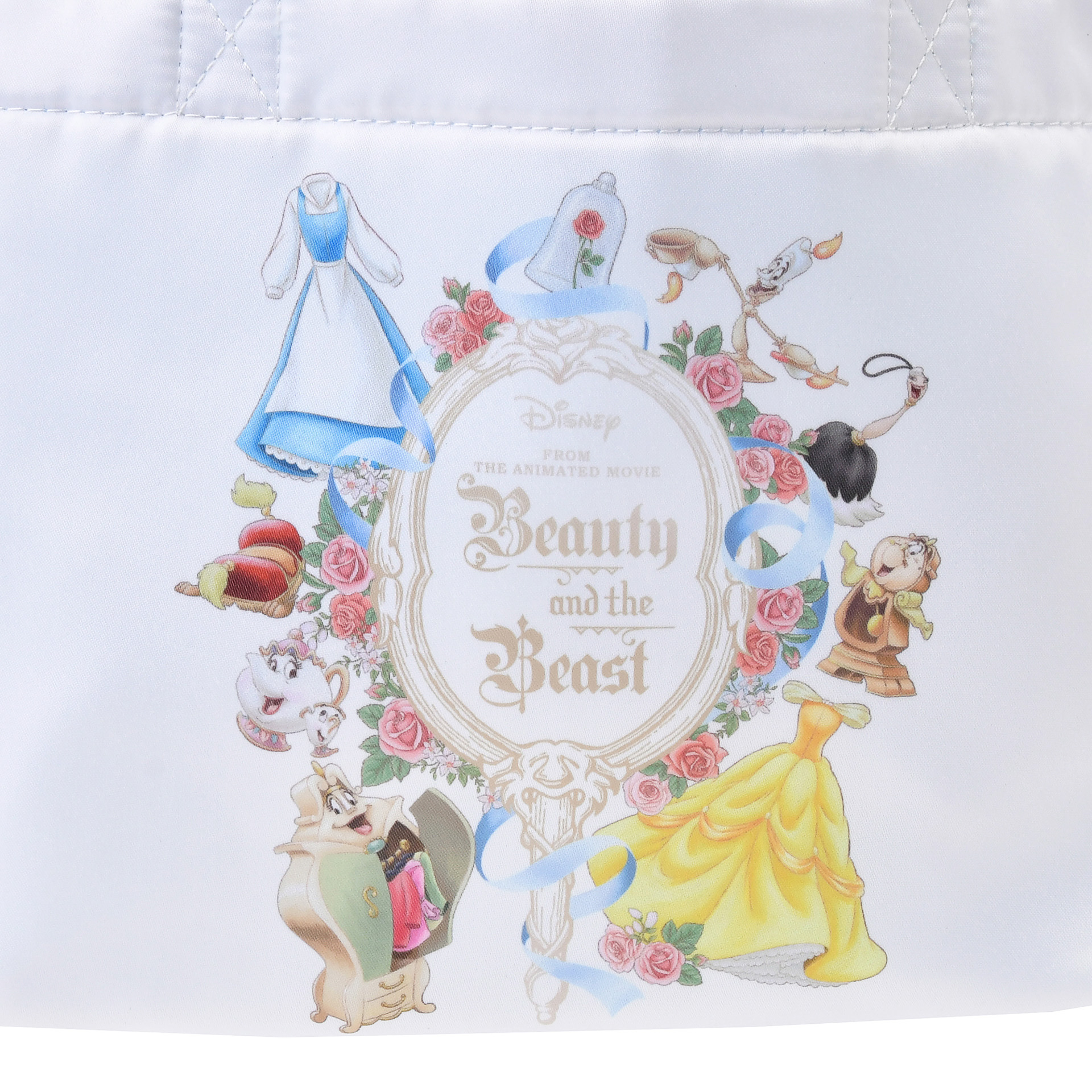 トートバッグには映画の登場キャラクターたちが散りばめられている