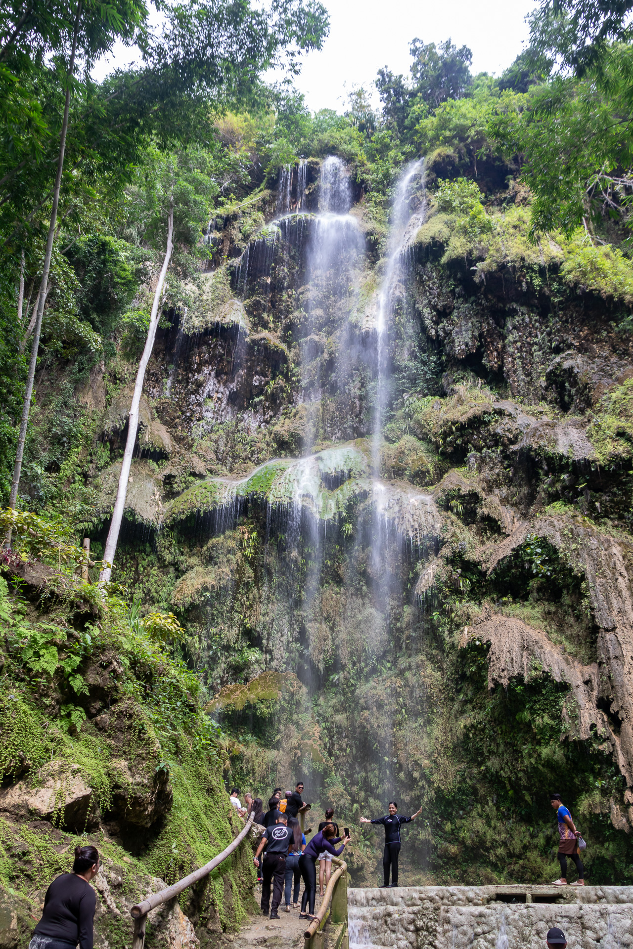 オスロブの人気スポットであるツマログの滝