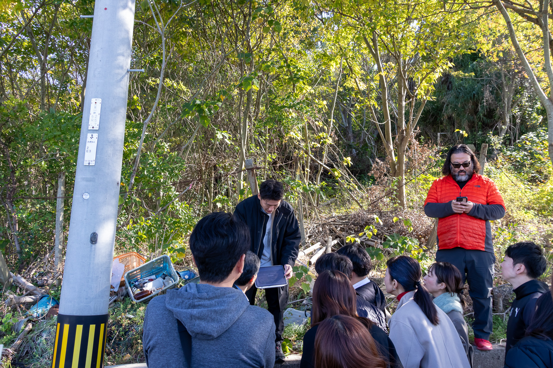 新しく取得した土地にて、ファンド運用の宿泊施設にする計画を説明しているところ