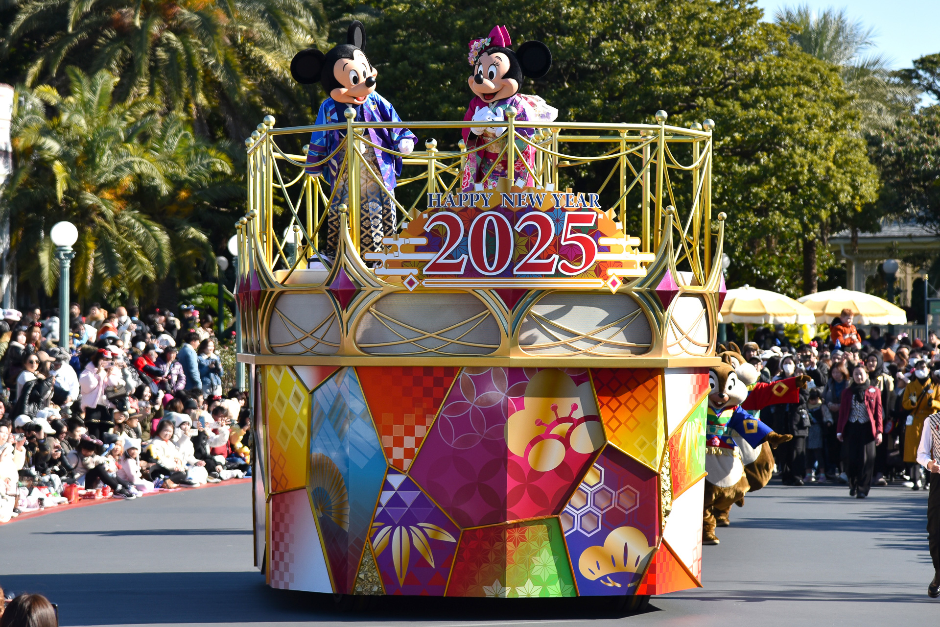 和服姿のミッキーマウスたちに会えるのは新年のパレード限定！