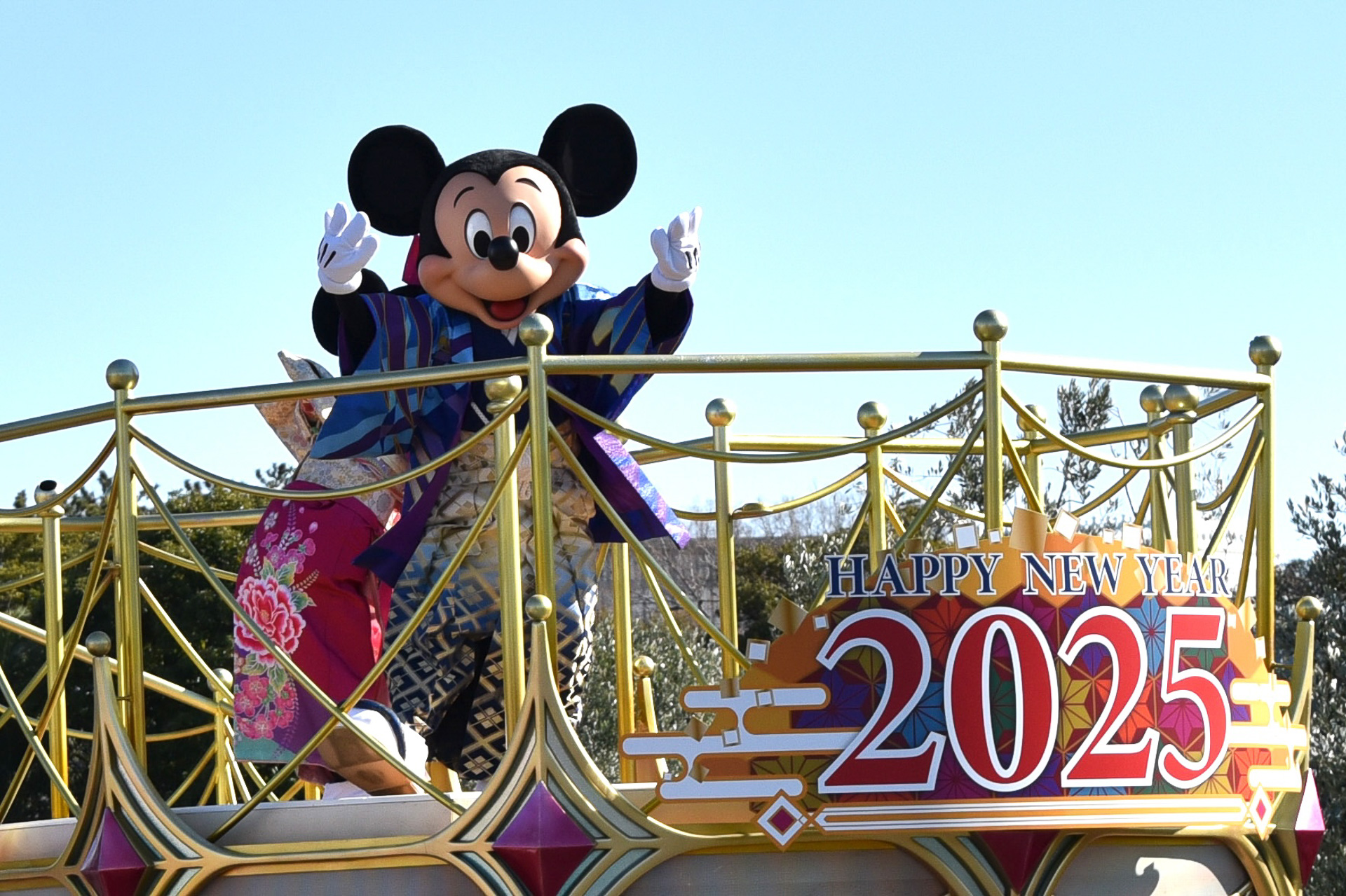 和服姿のミッキーマウスたちに会えるのは新年のパレード限定！