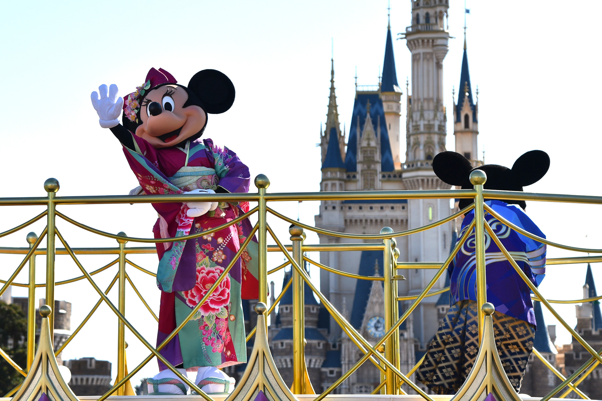 和服姿のミッキーマウスたちに会えるのは新年のパレード限定！