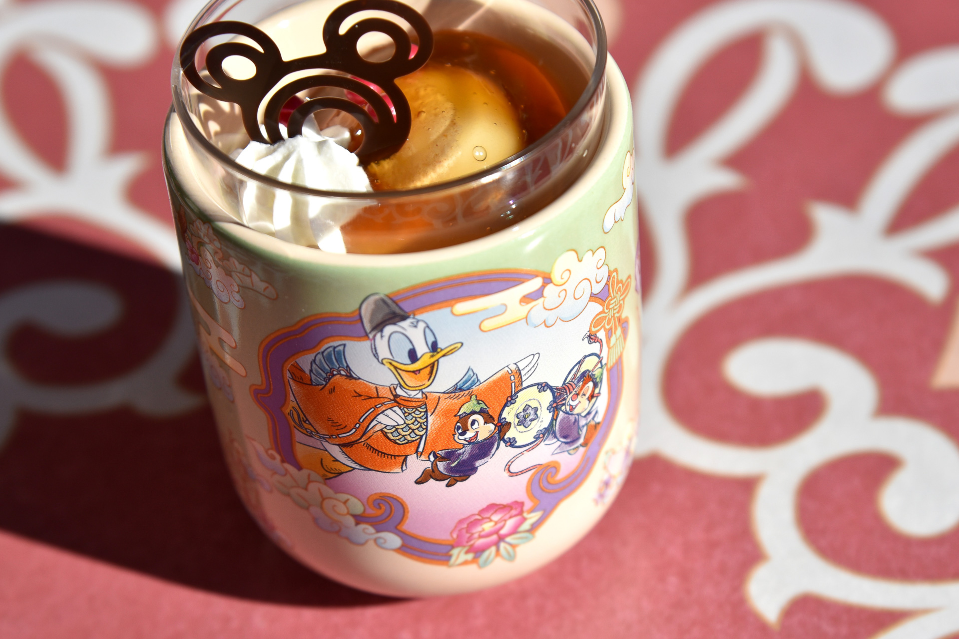 プラス650円で「スーベニアカップ」付きに。表と裏でデザインが異なる