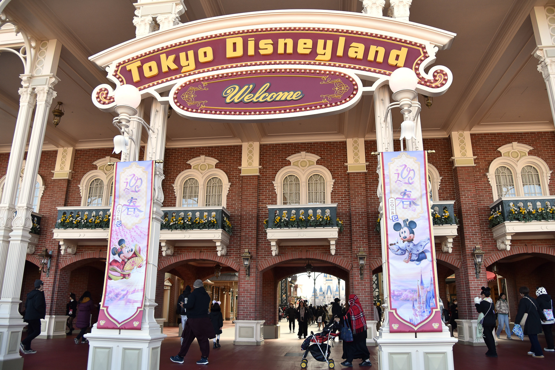 ワールドバザール入口のバナー