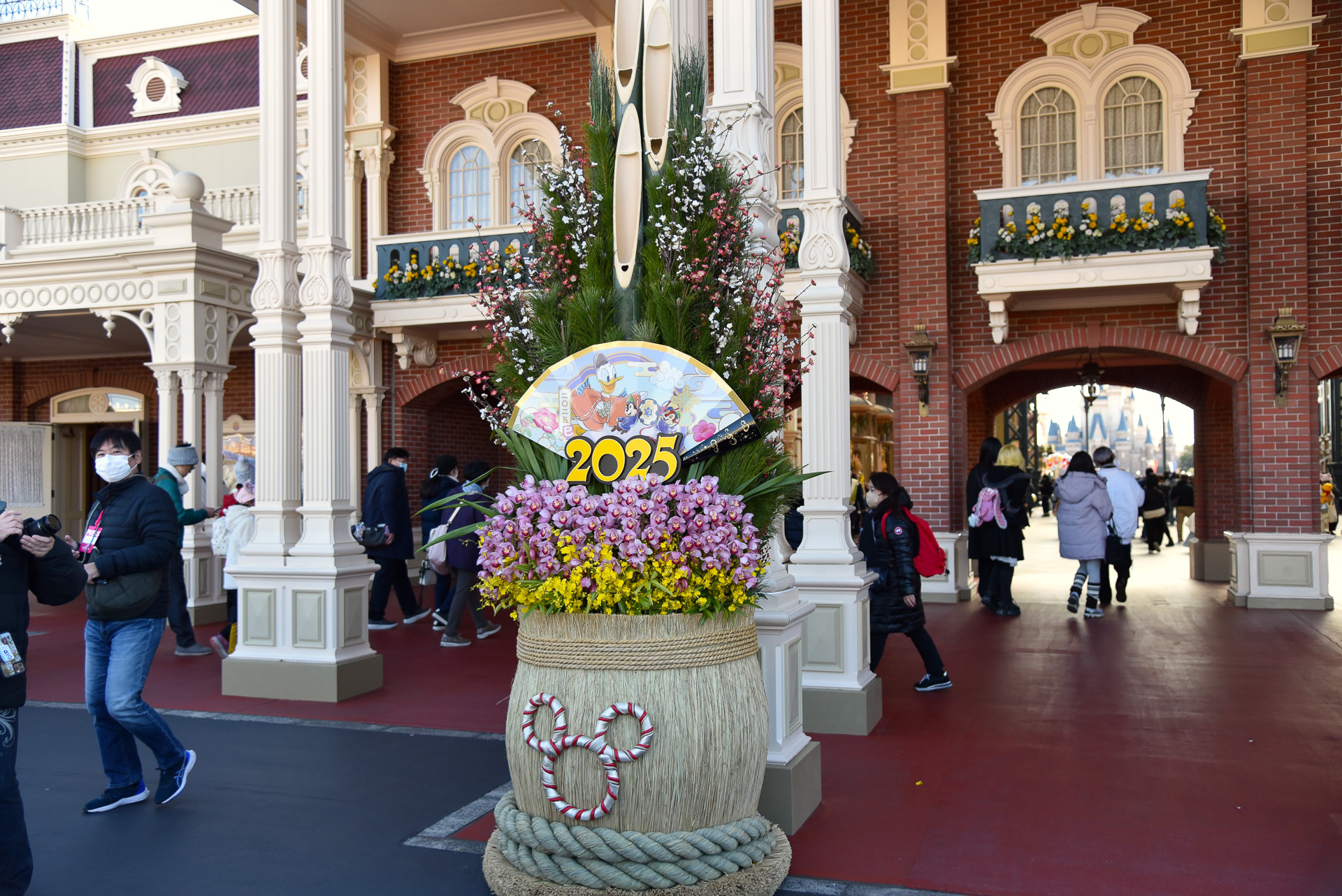 門松は左右ともにデザインは一緒。フォトスポットとして人気