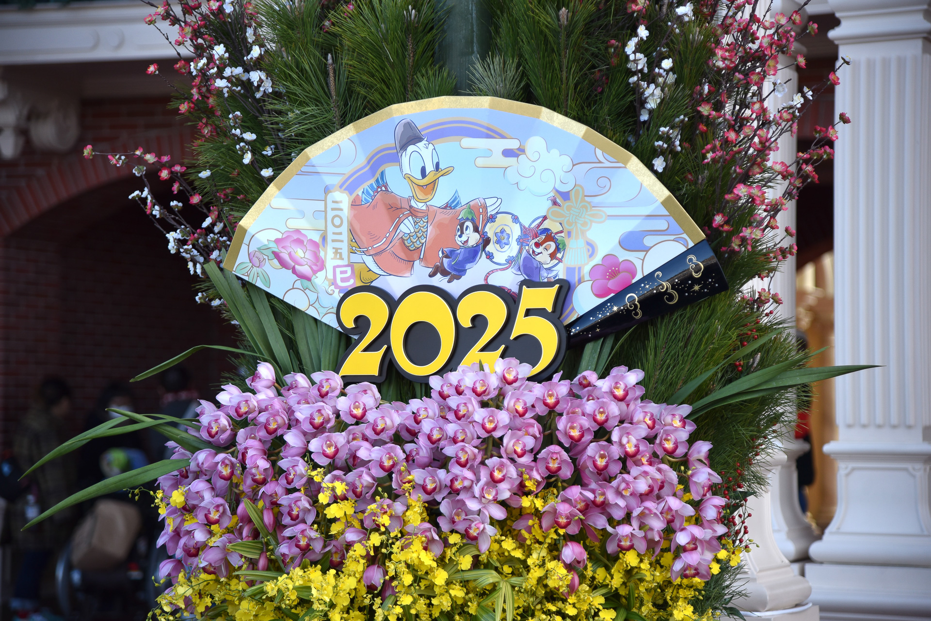 門松は左右ともにデザインは一緒。フォトスポットとして人気