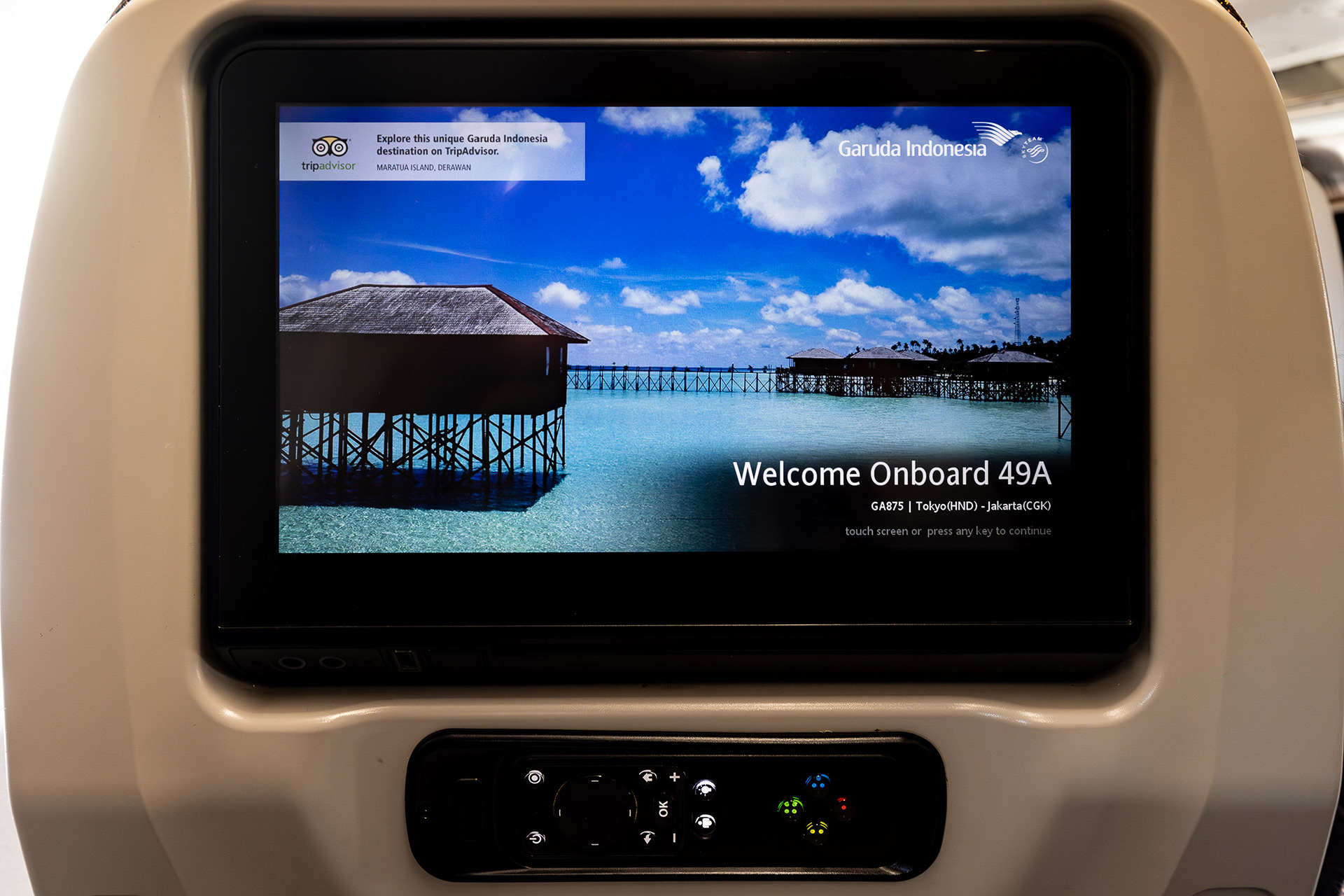 全席モニター付きで機内エンタテイメントが楽しめる。メニューは日本語にも対応