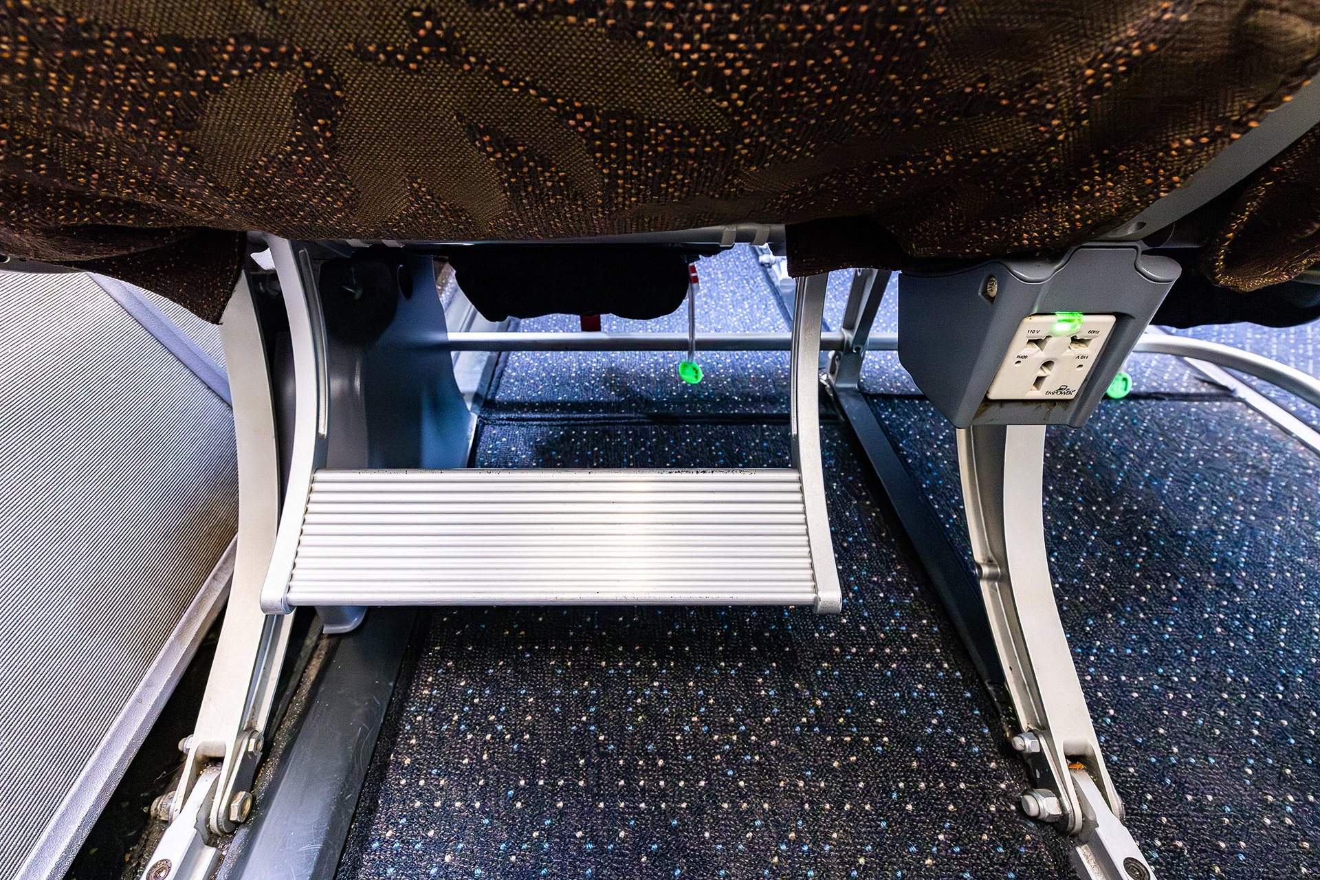 レッグレストとコンセントを装備