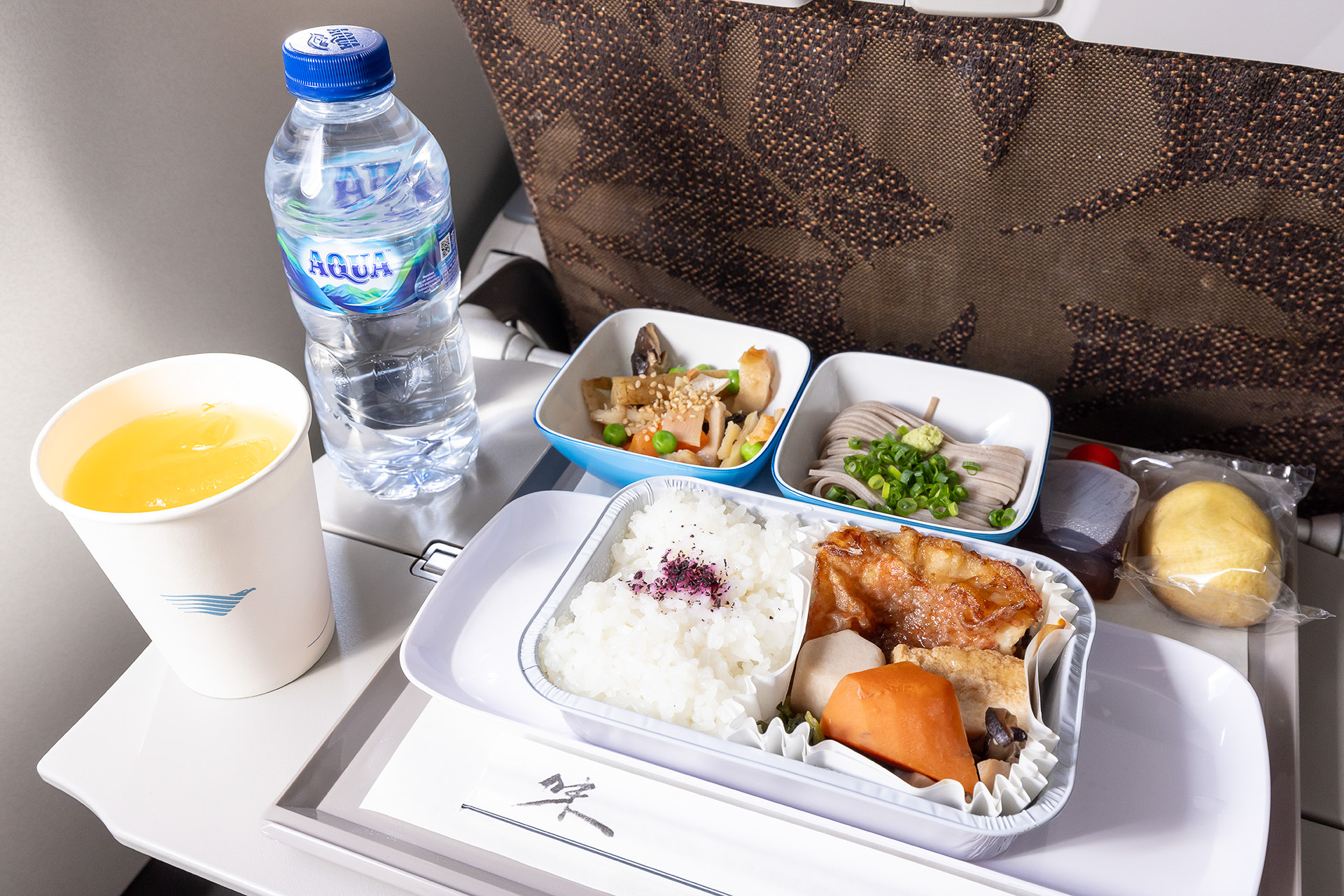 昼食は和食を選択。メニューは「厚揚げと赤魚の揚げ出し風 生姜あんかけ」「さつま揚げと根菜の旨煮」とご飯、信州そば