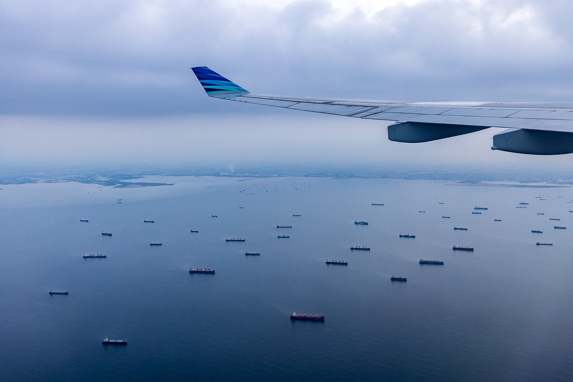 ジャカルタ湾にはタンカーらしき船舶が大量に停泊していた