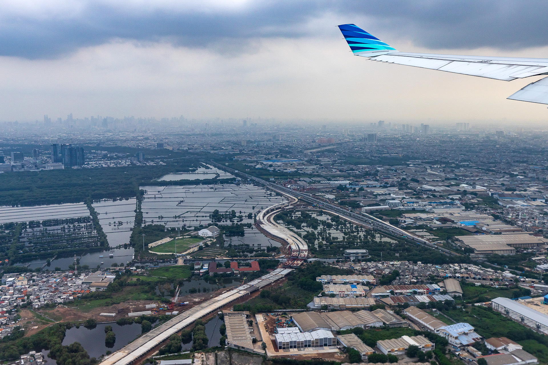 着陸直前。高速道路が整備中のようだ