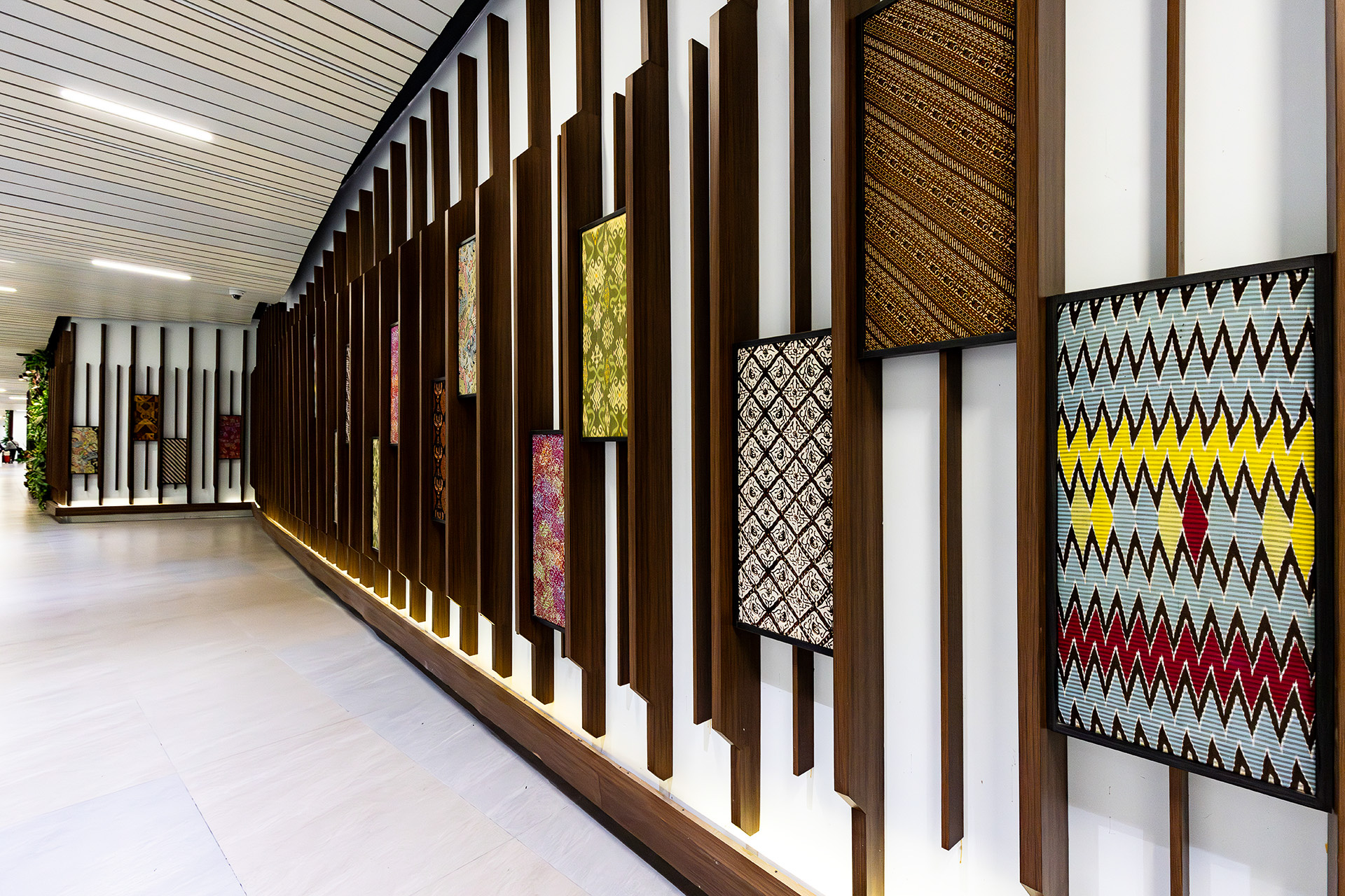 通路には伝統的な織物のオブジェ