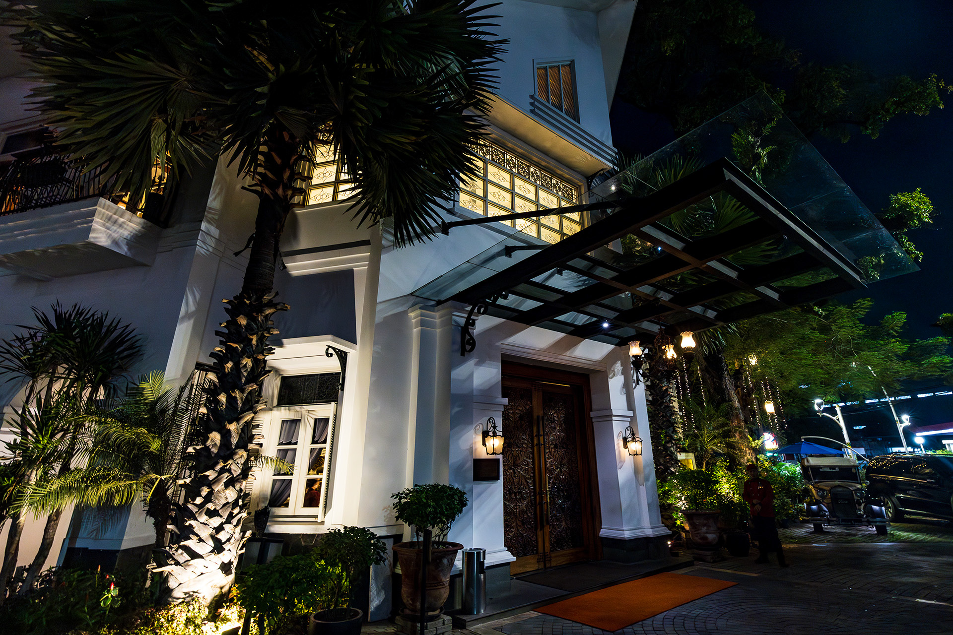 建物のデザインはもちろんドアの意匠も凝っている