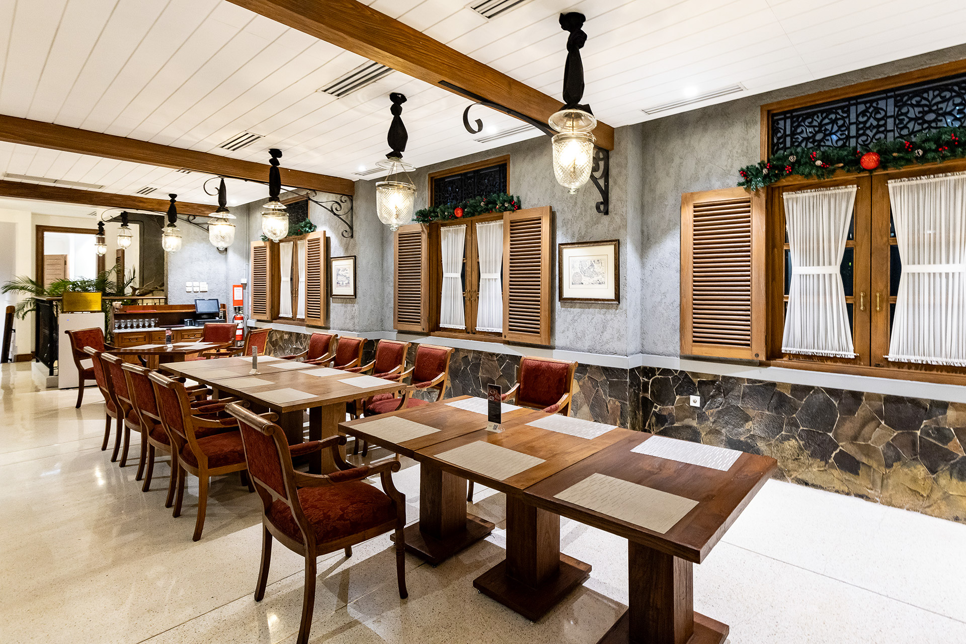 2階のテーブル席