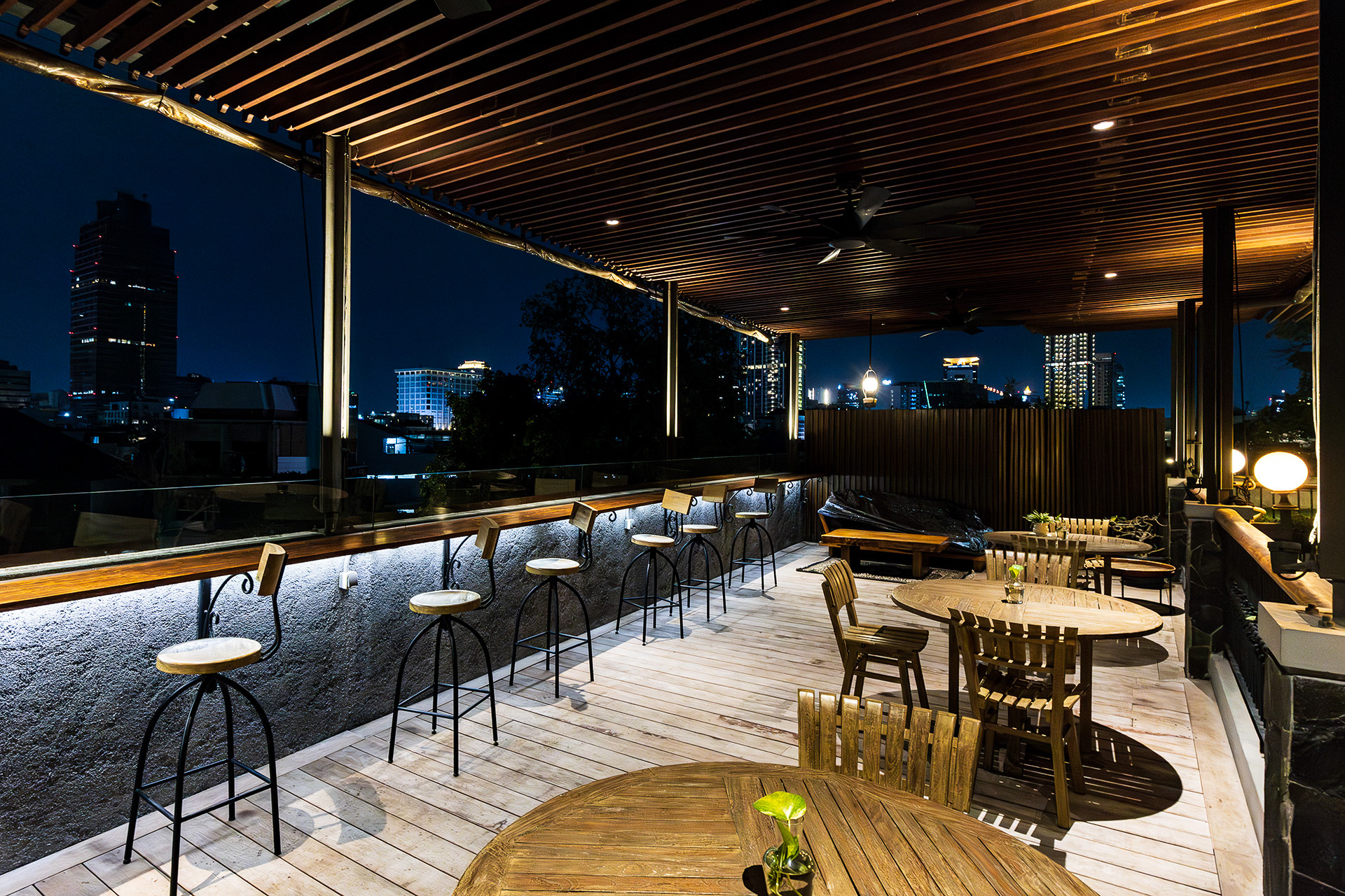 屋上はバーカウンターのような感じ