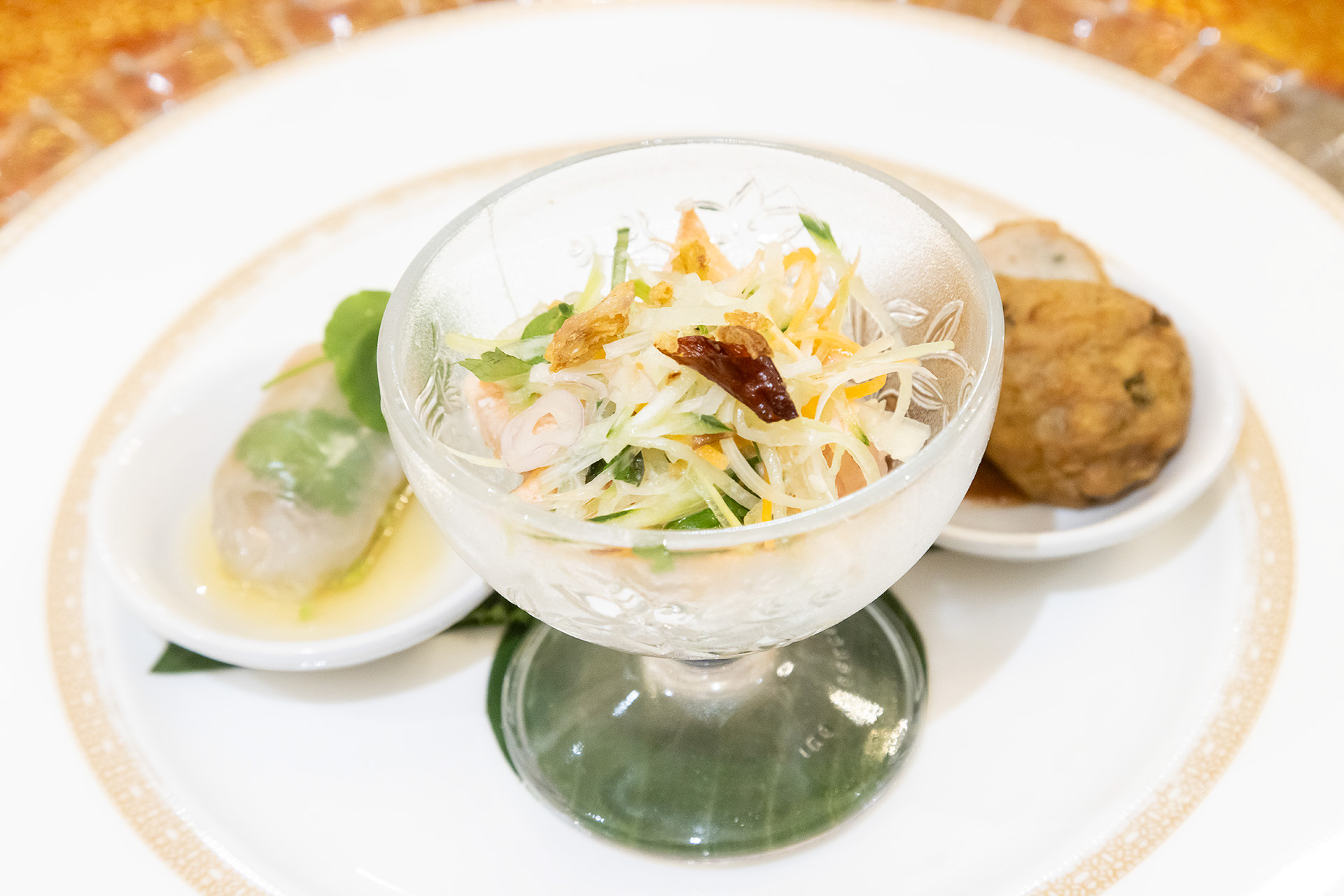 アペタイザーはマンゴーやサーモンが入ったサラダ、エビの生春巻き、鶏肉とネギのコロッケ＠ピーナッツソース