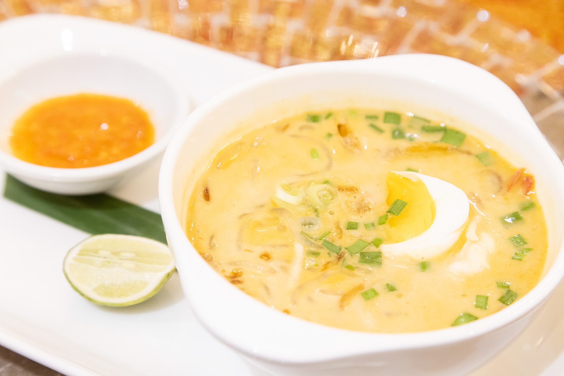 スープはエビやシラタキ入り。エビの旨味が濃厚でめっちゃ美味