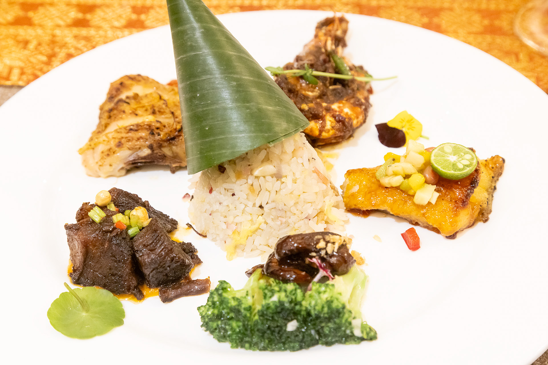 メインは6種盛り。インドネシアはイスラム教が主流なので豚肉は使わず鳥や牛、魚介が使われている。中央はおなじみのナシゴレン