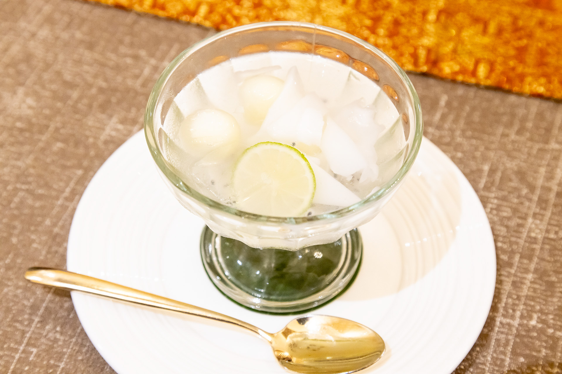 デザートはメロンやココナッツなどが入ったシロップ