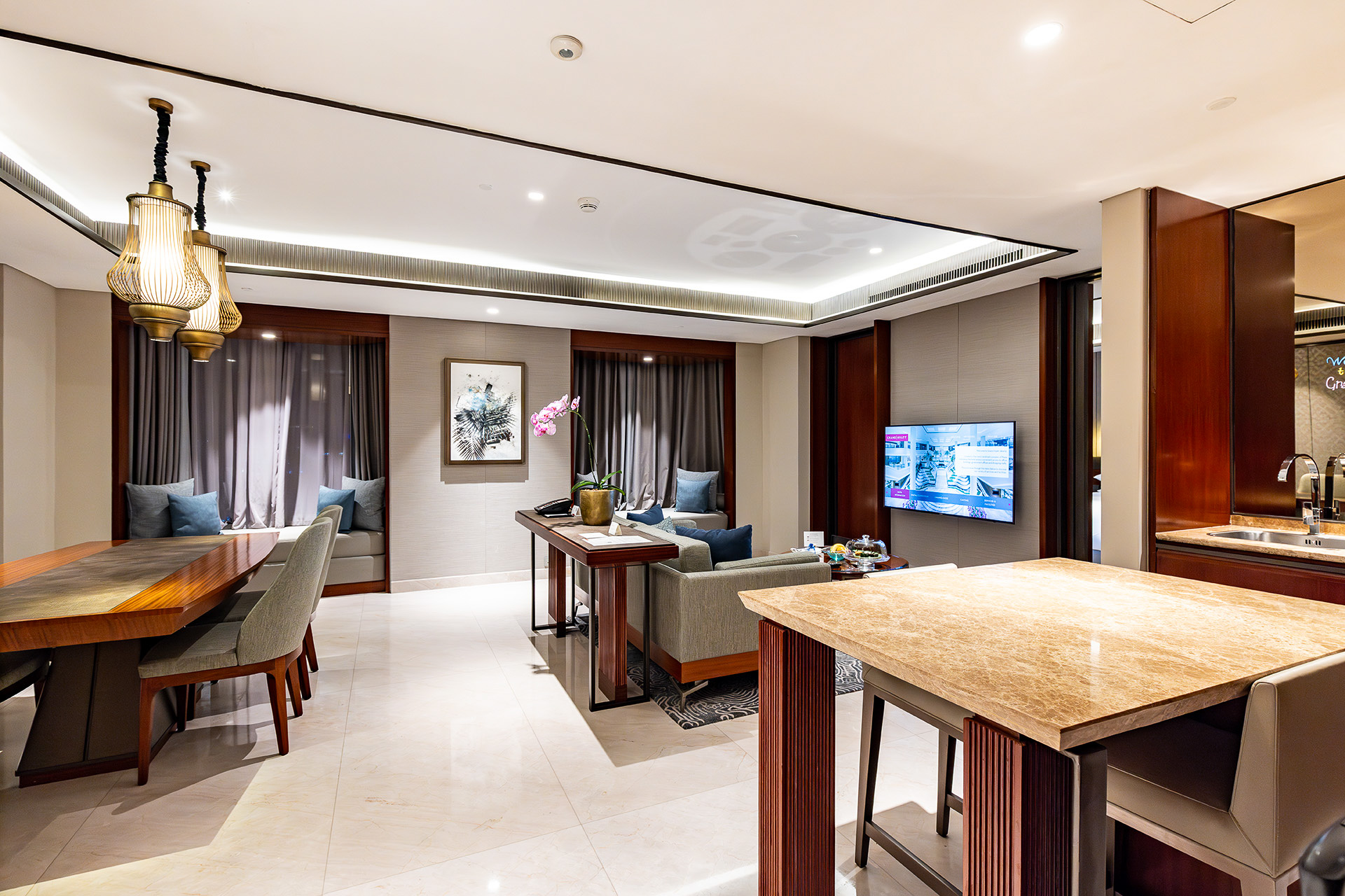 ドアを開けて部屋に入ると広さに驚く