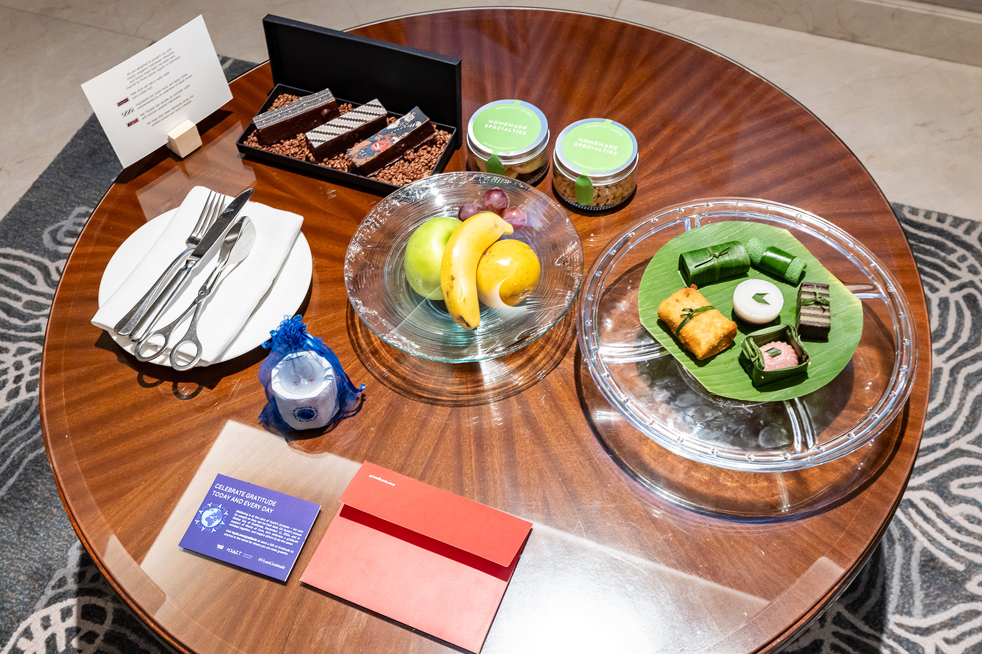 テーブルの上にはフルーツや軽食などが用意されていた