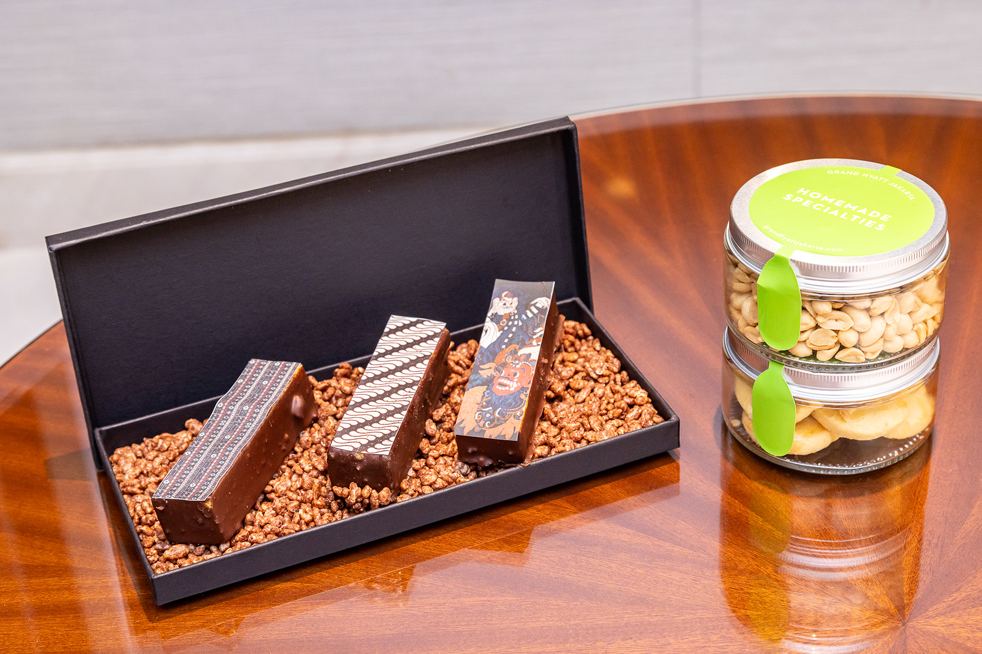 デザートのチョコバーとクッキー。美味しそうだったけれど夕食直後だったためひと口も食べられず。クッキーは持ち帰ったけどね