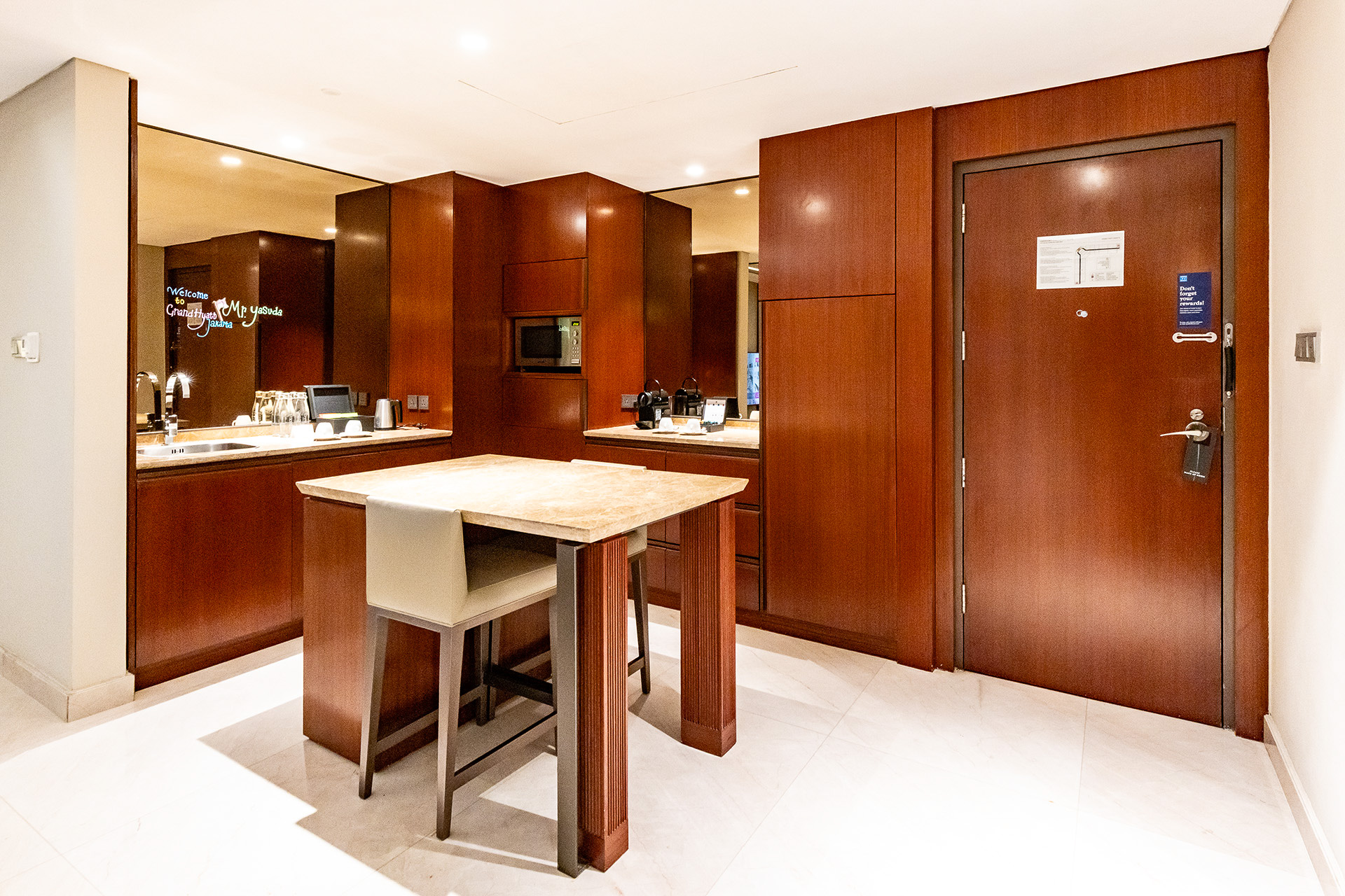 入り口わきにあるキッチンスペース。調理器具はないものの冷蔵庫や電子レンジ、食器類も揃っていた