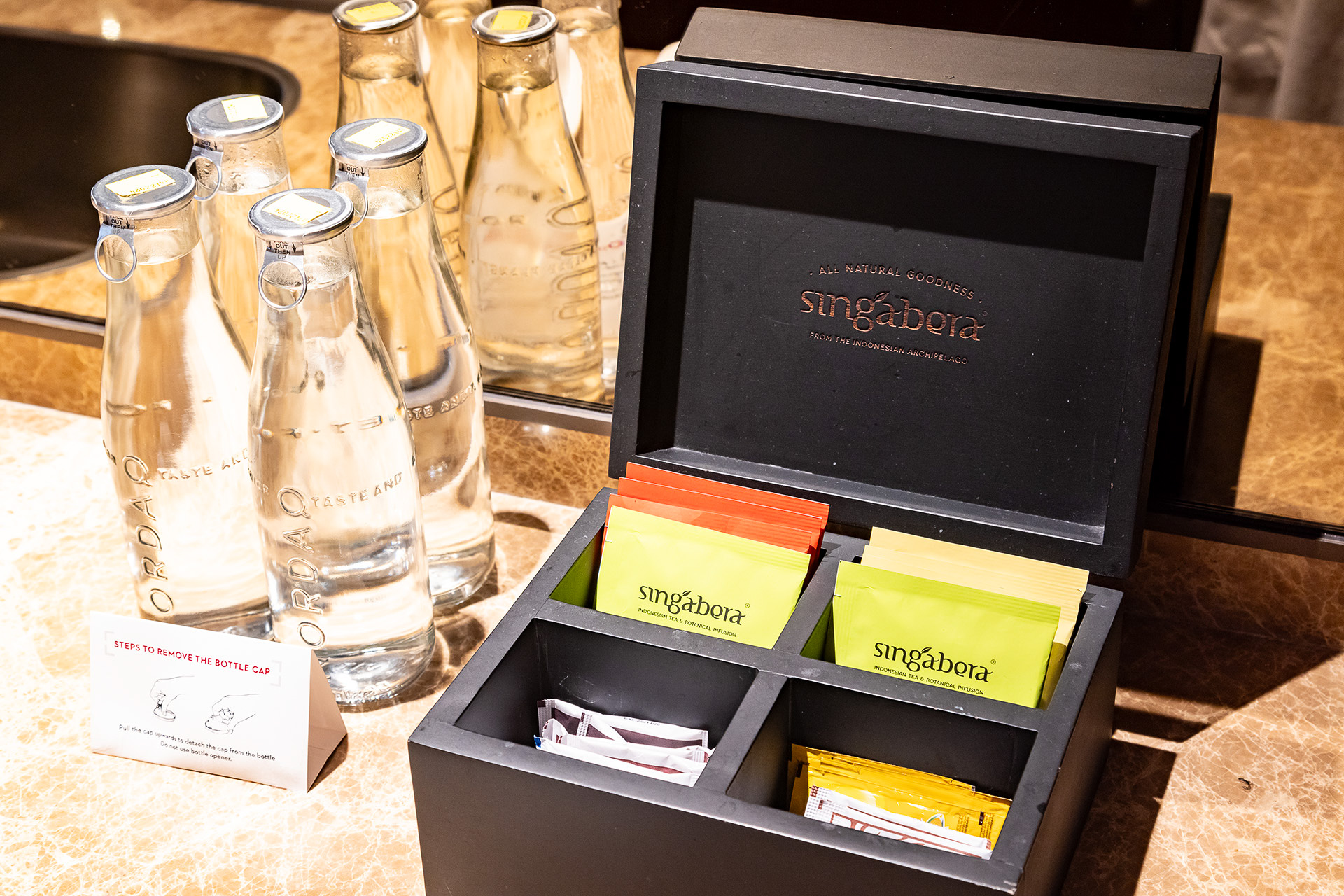 紅茶とミネラルウォーター