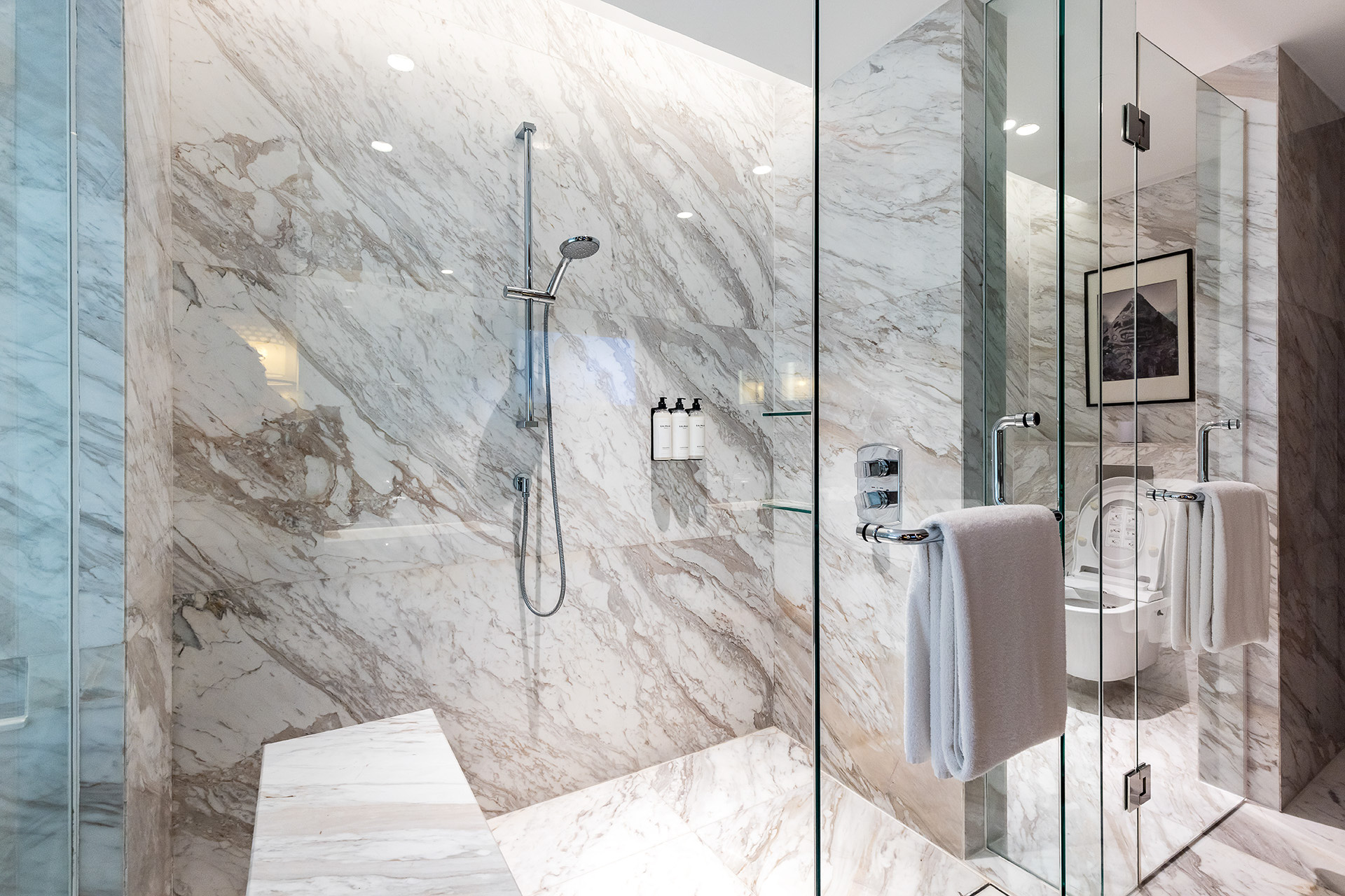 向かい側はトイレとシャワールーム