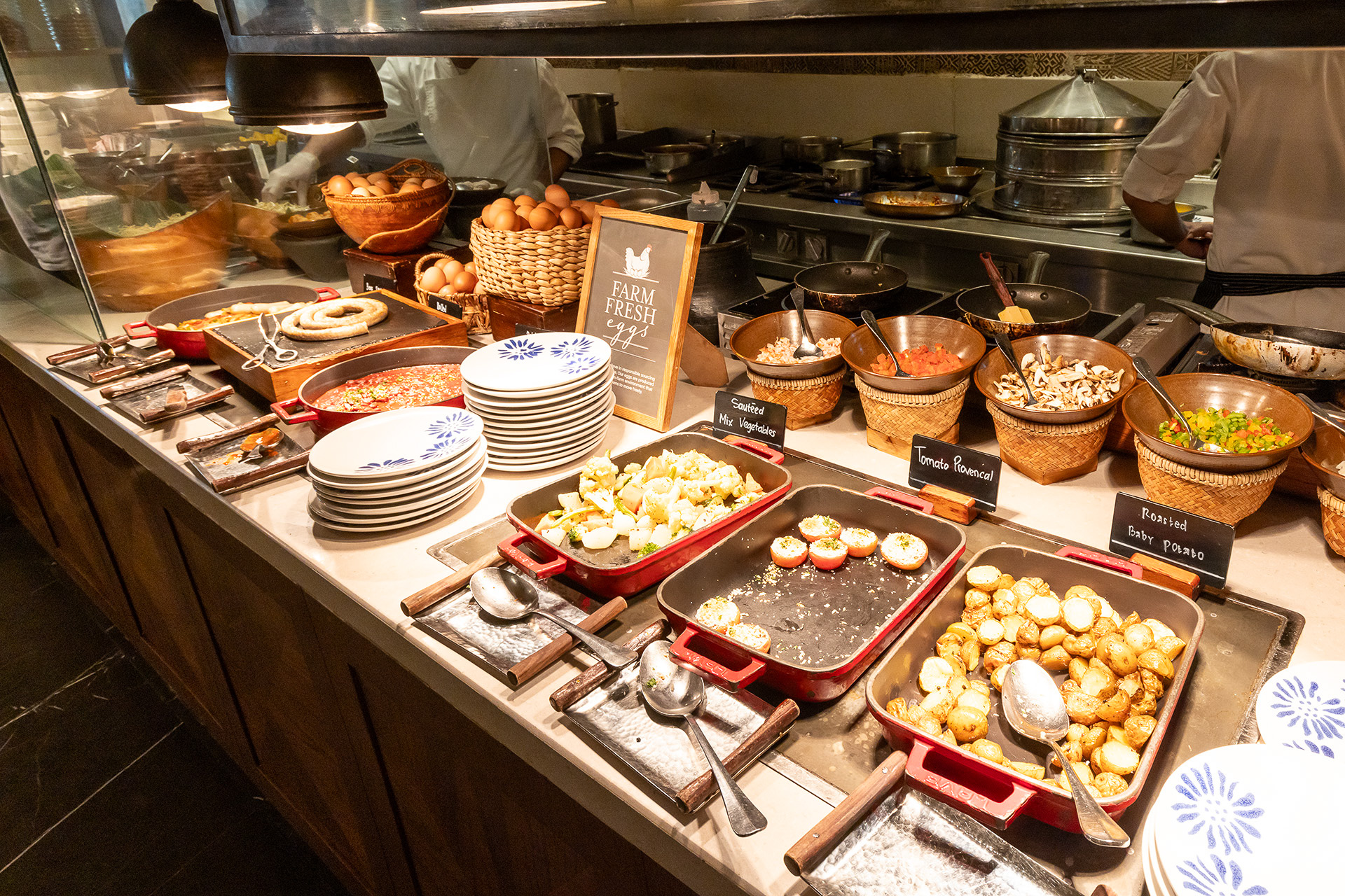 生野菜のほか野菜メニューが充実。奥はオムレツなどを作ってくれるライブキッチン