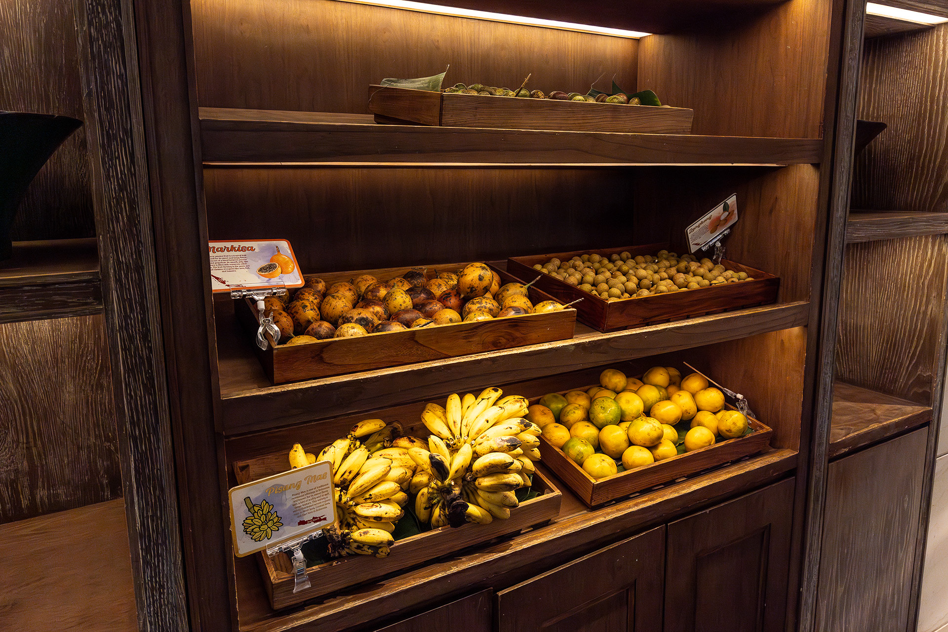 パイナップルやスイカといったカットしたものだけでなく実のままのフルーツも。個人的には見た目はちょっとわるいけどバナナが一番美味しく感じられた。日本ではしっかりした食感があって甘みと酸味がバランスしたバナナって売ってないんだよね