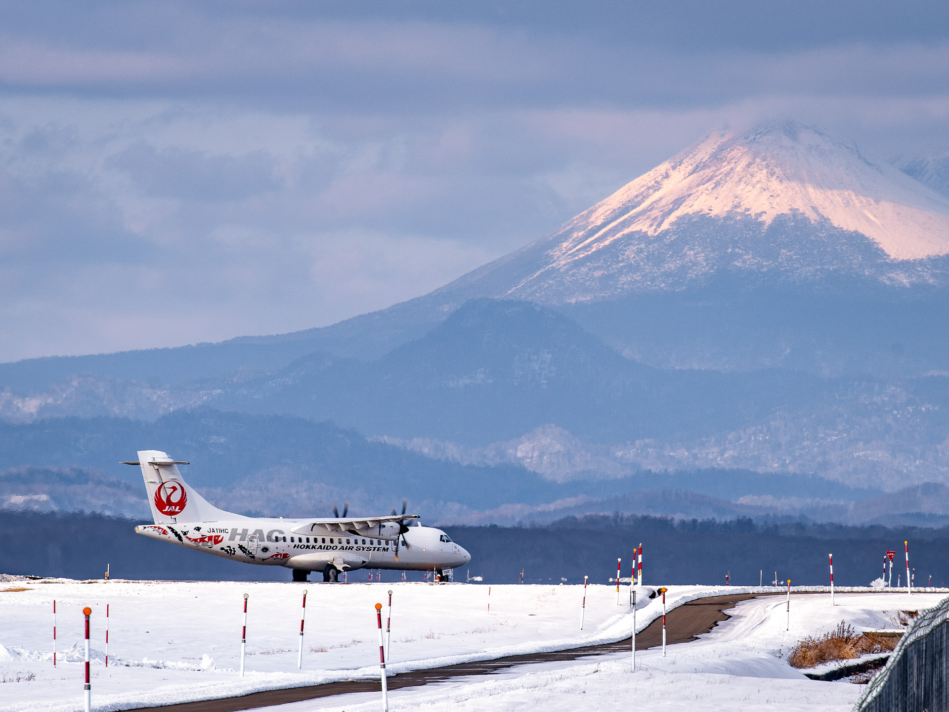 美しい冬の景色とHAC機（釧路空港）