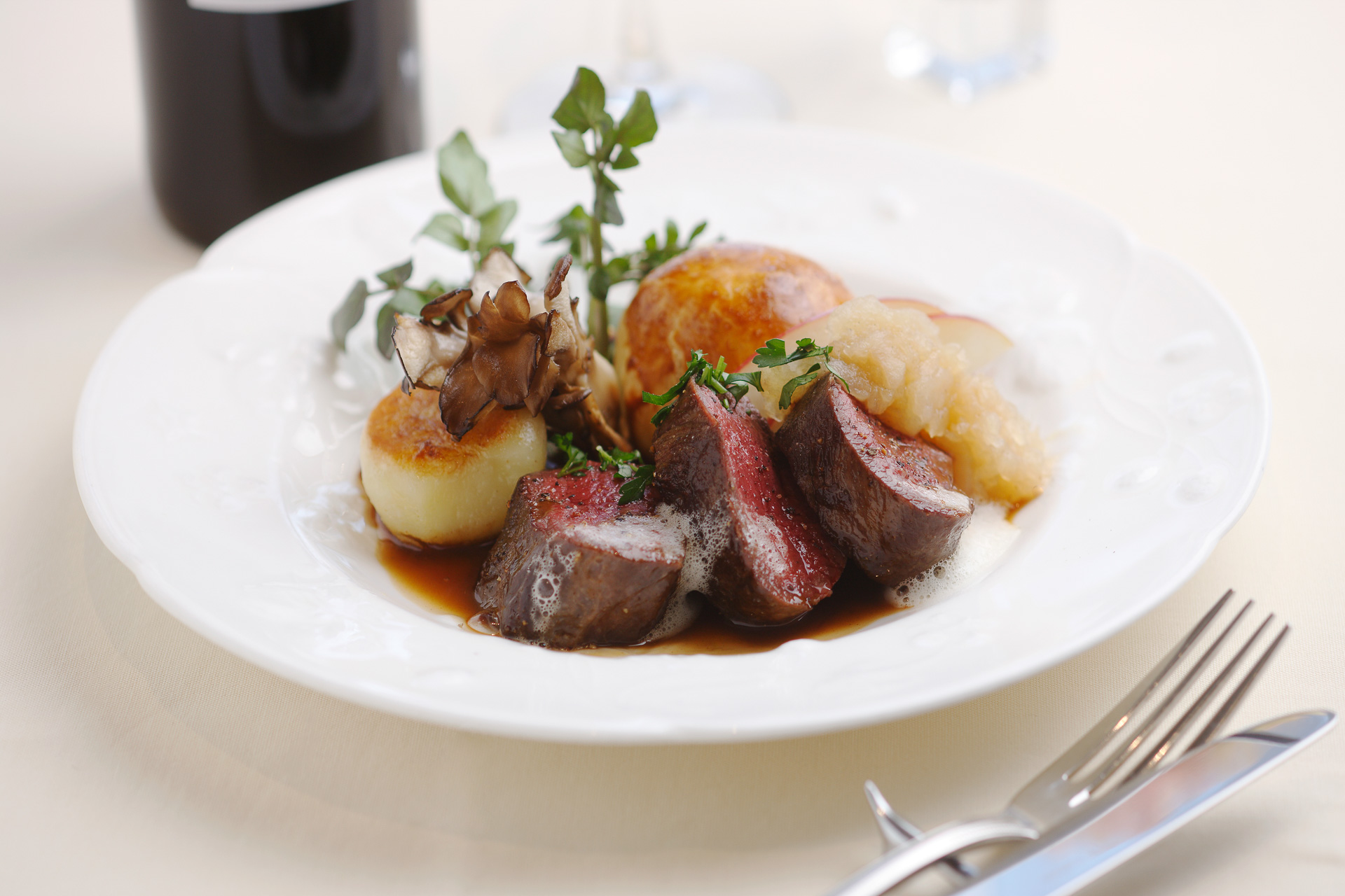 北海道ならではの新鮮なエゾシカ料理も絶品