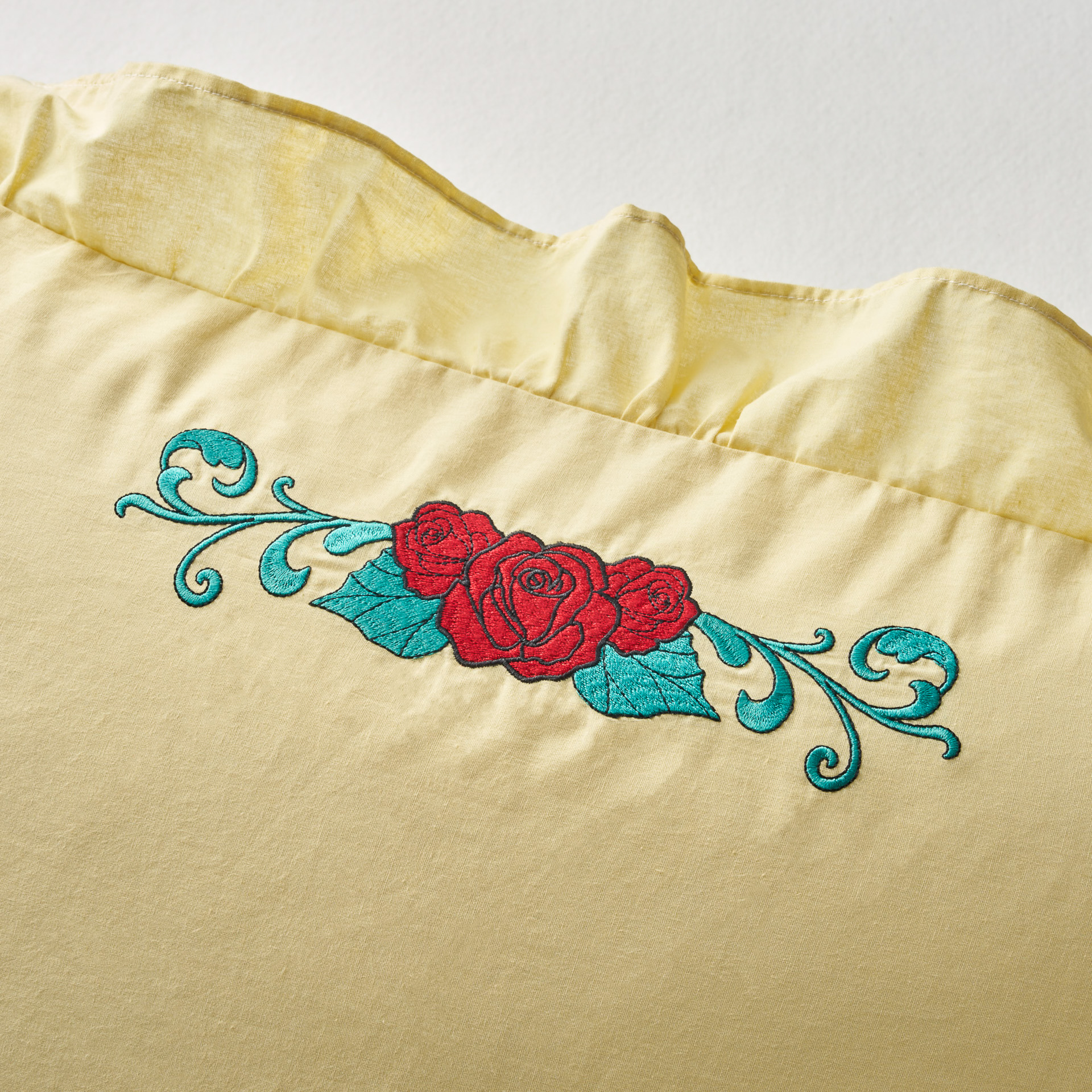 「フリルが華やかな布団カバー『美女と野獣』」（5990円〜）、「フリルが華やかな布団カバー3点セット『美女と野獣』」（1万990円～）