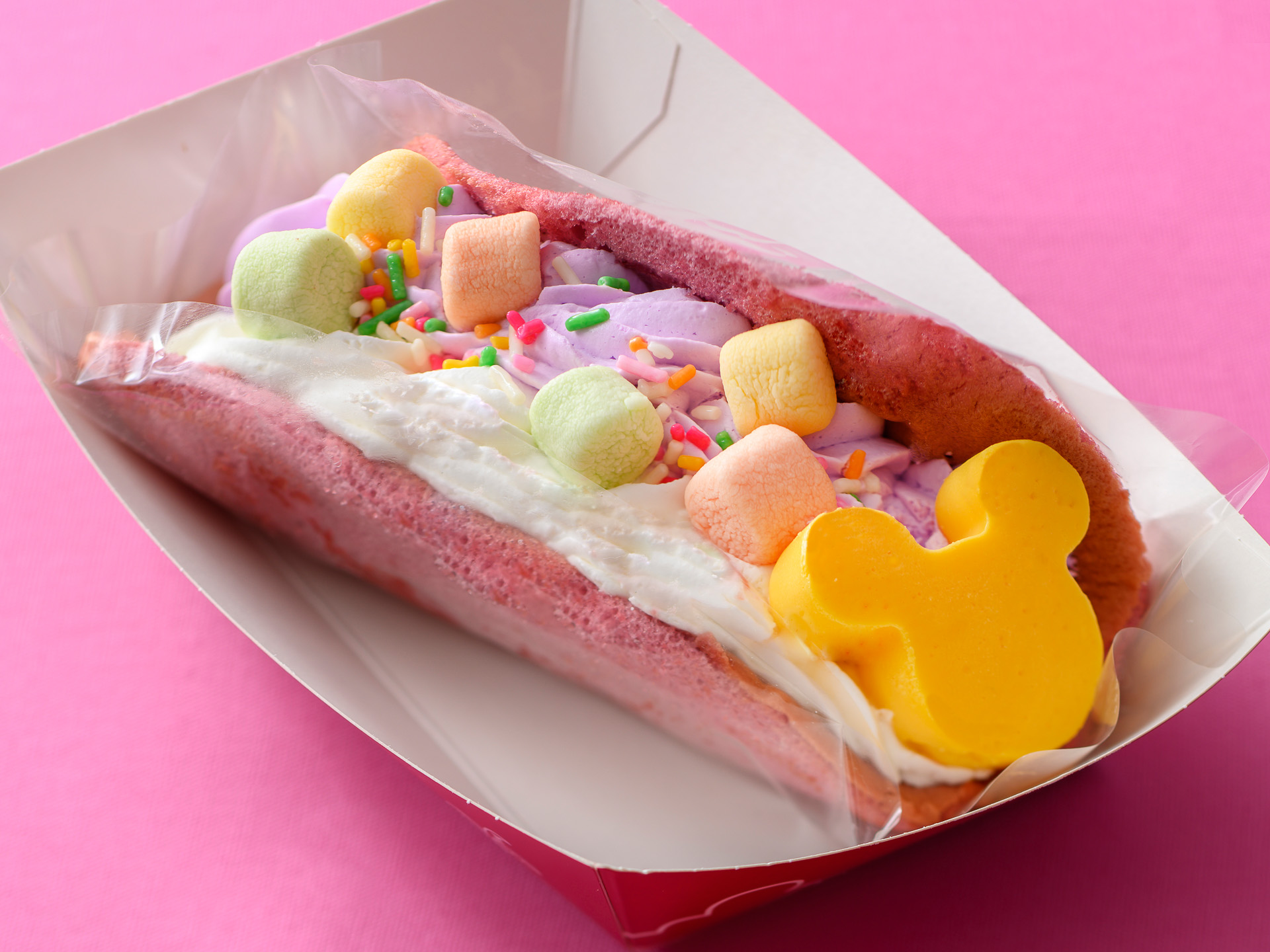 「オムレットロール（バナナ＆ストロベリー）」（700円）