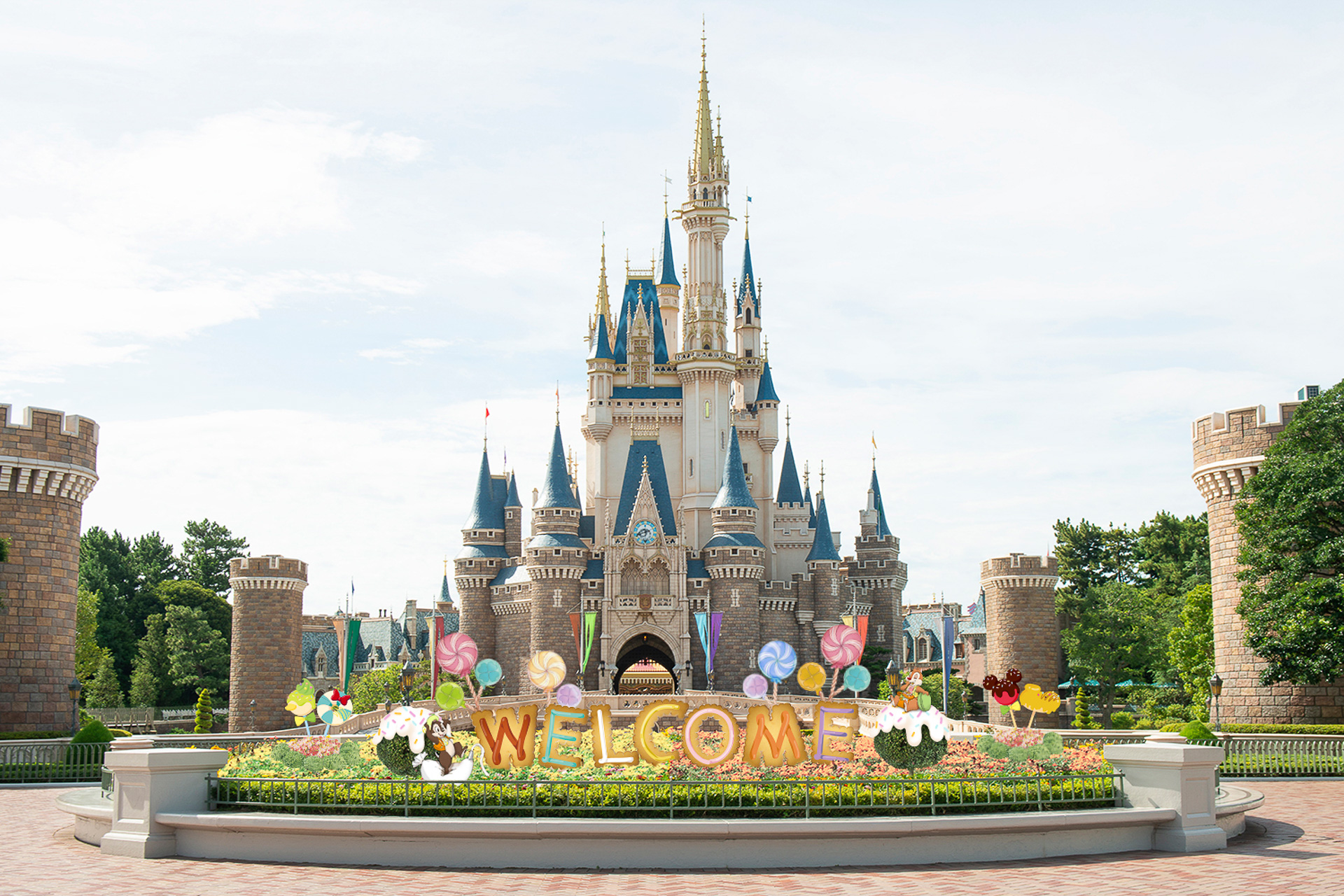 シンデレラ城前プラザには“WELCOME”な歓迎デコレーションも