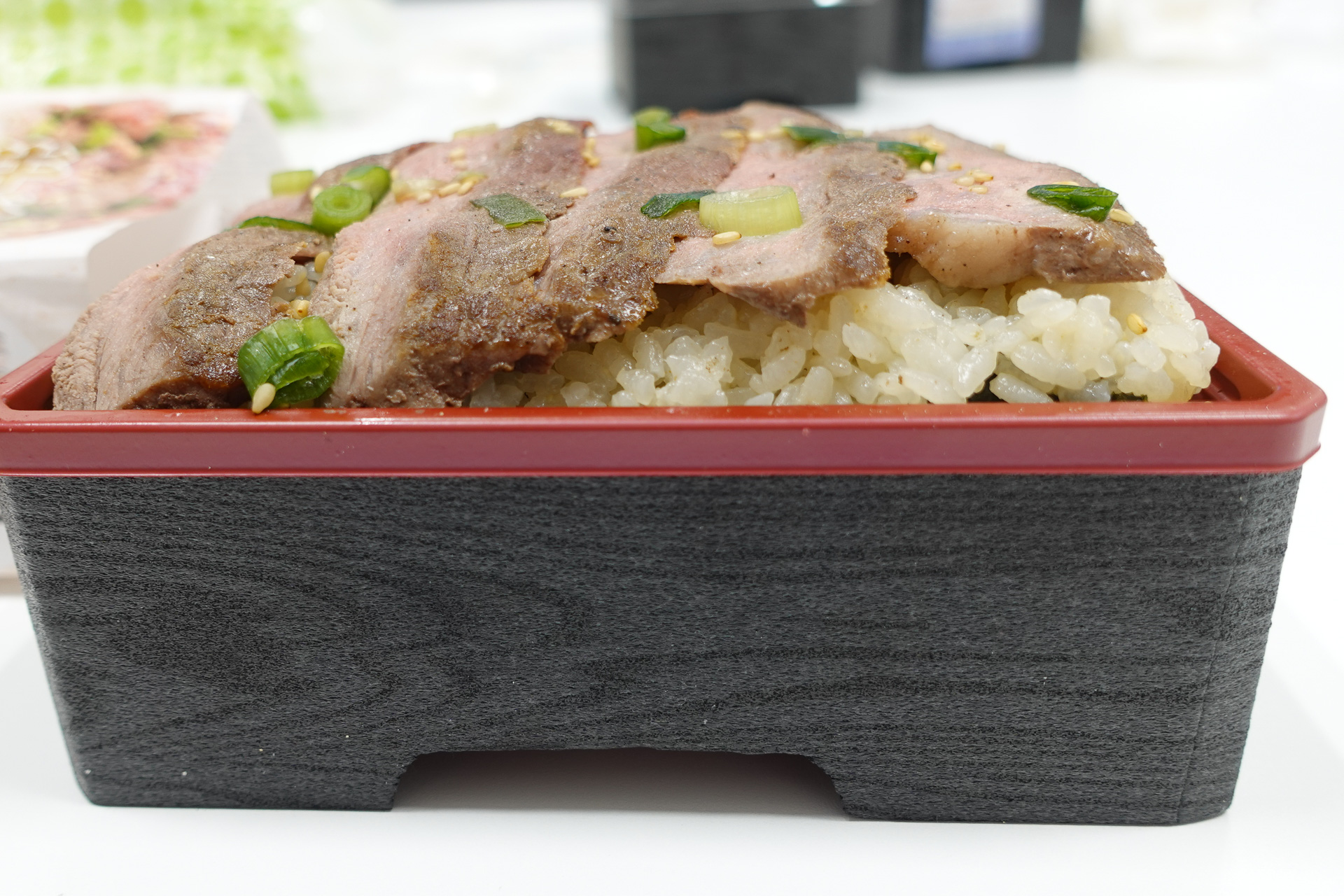 6層は、（下から）白飯→常陸牛すき焼き→茶飯→常陸牛そぼろ・海苔→バターライス→常陸牛ステーキ