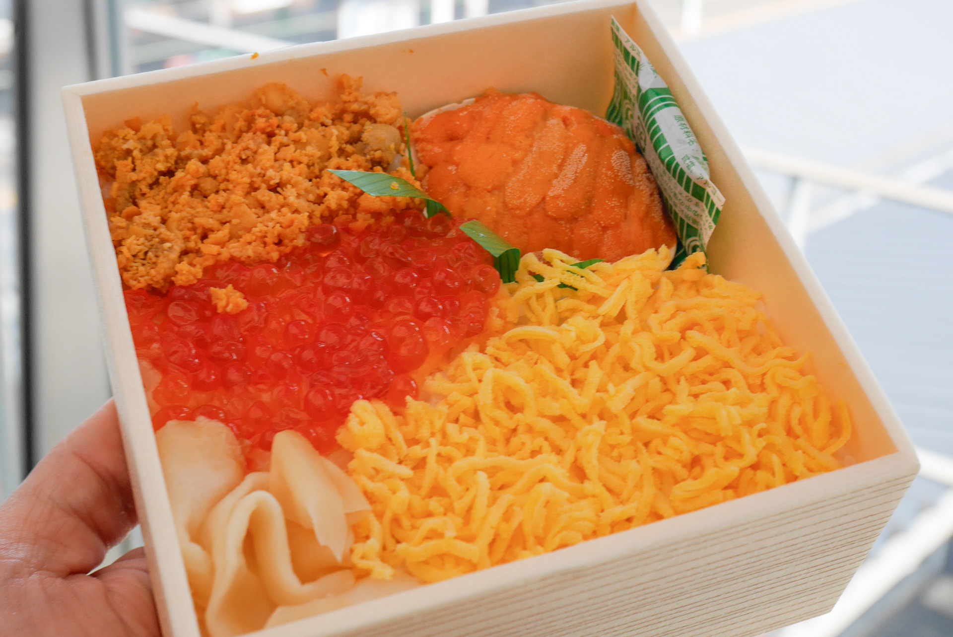 うに貝焼き食べ比べ弁当。いわき駅で現地購入