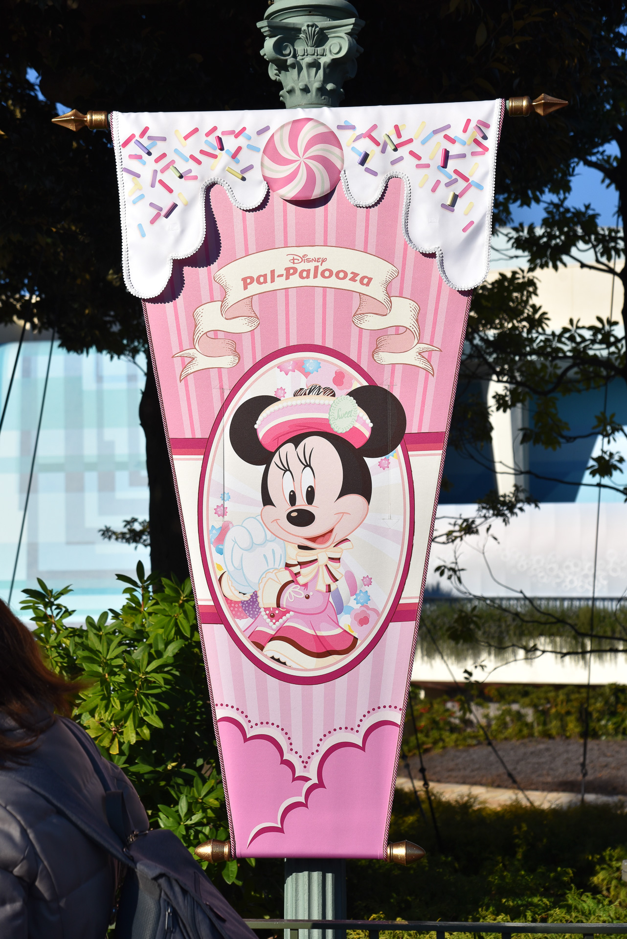 パレードルートにはバナーが掲げられています