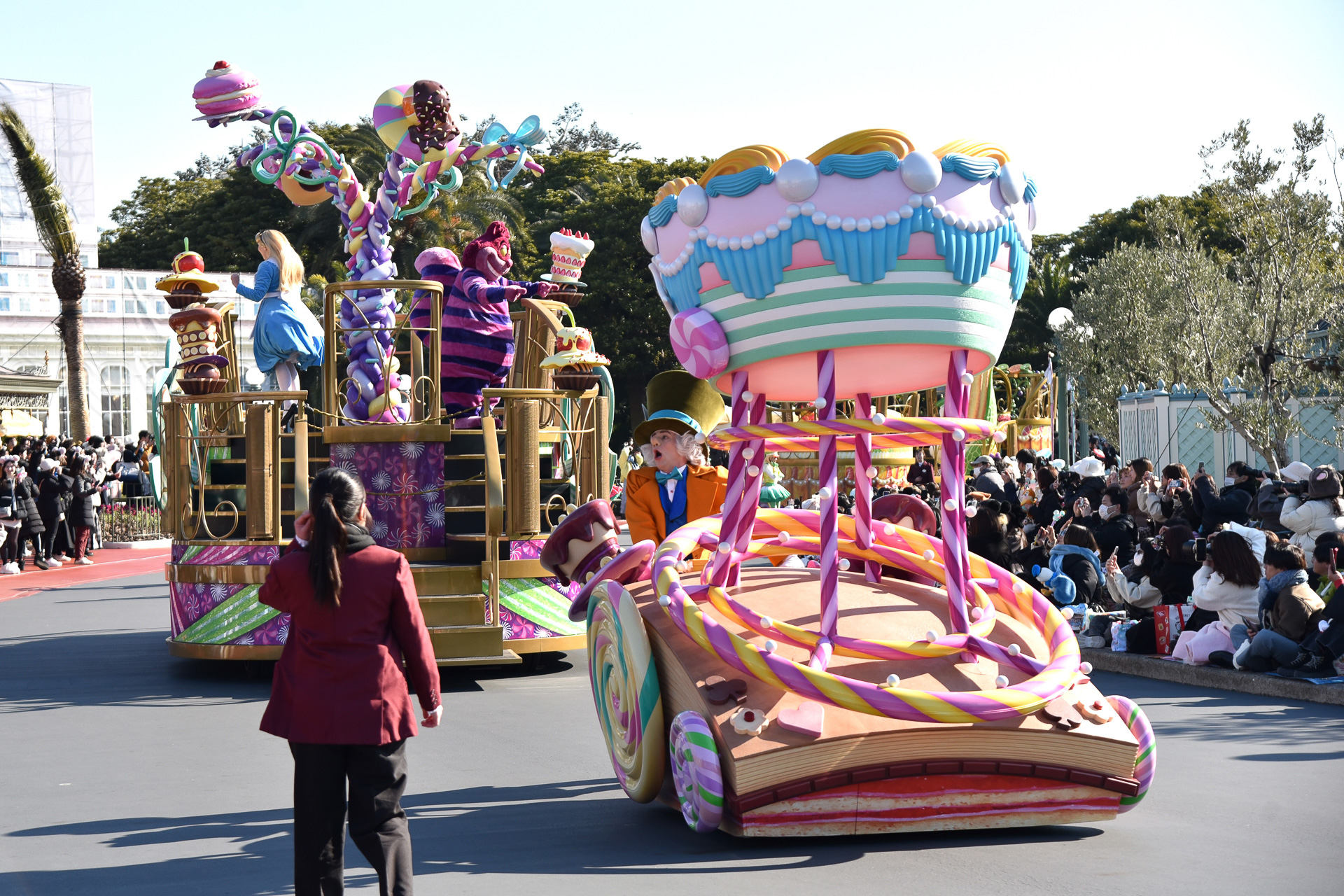 マッドハッターにアリス、チシャ猫の姿も！