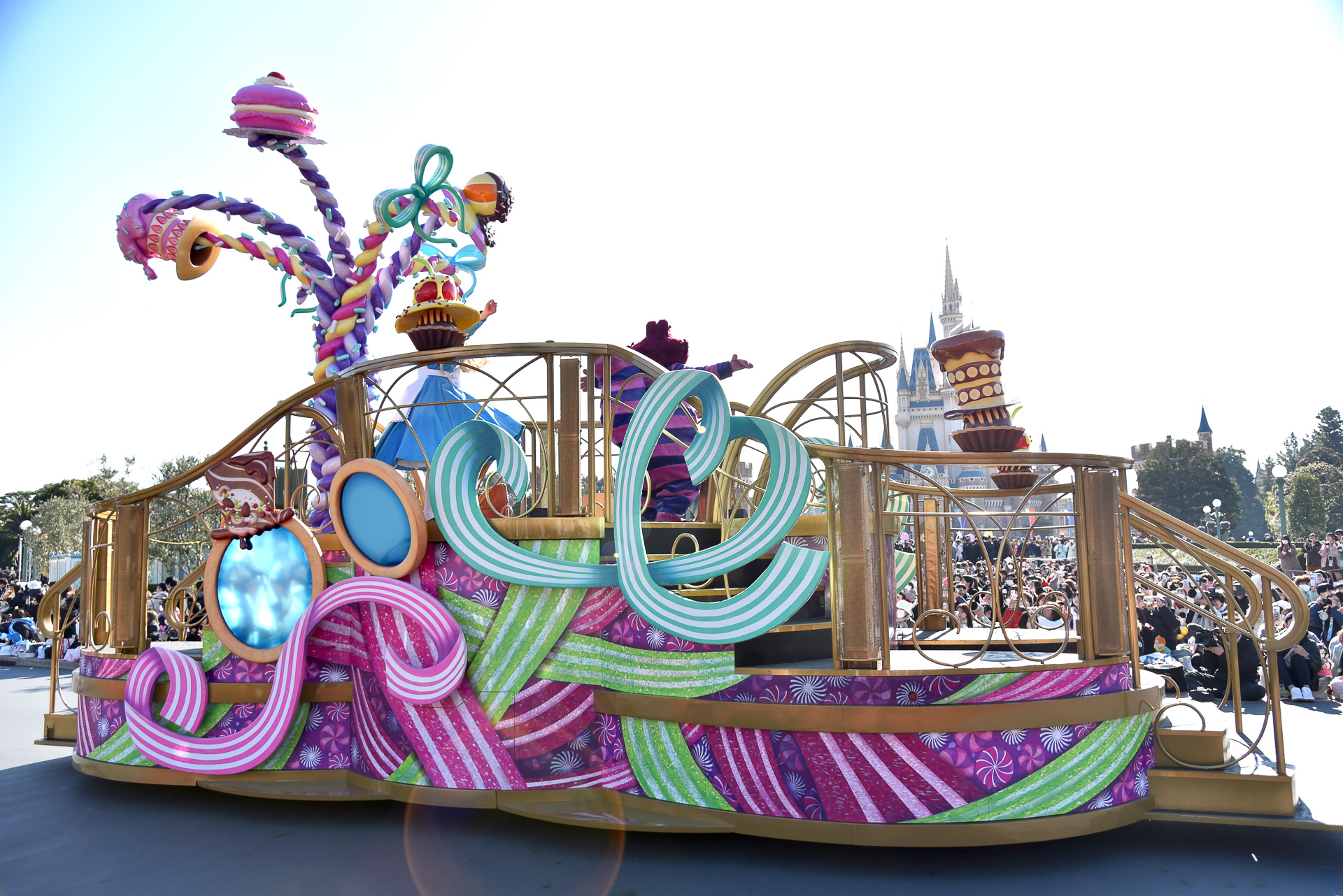 マッドハッターにアリス、チシャ猫の姿も！