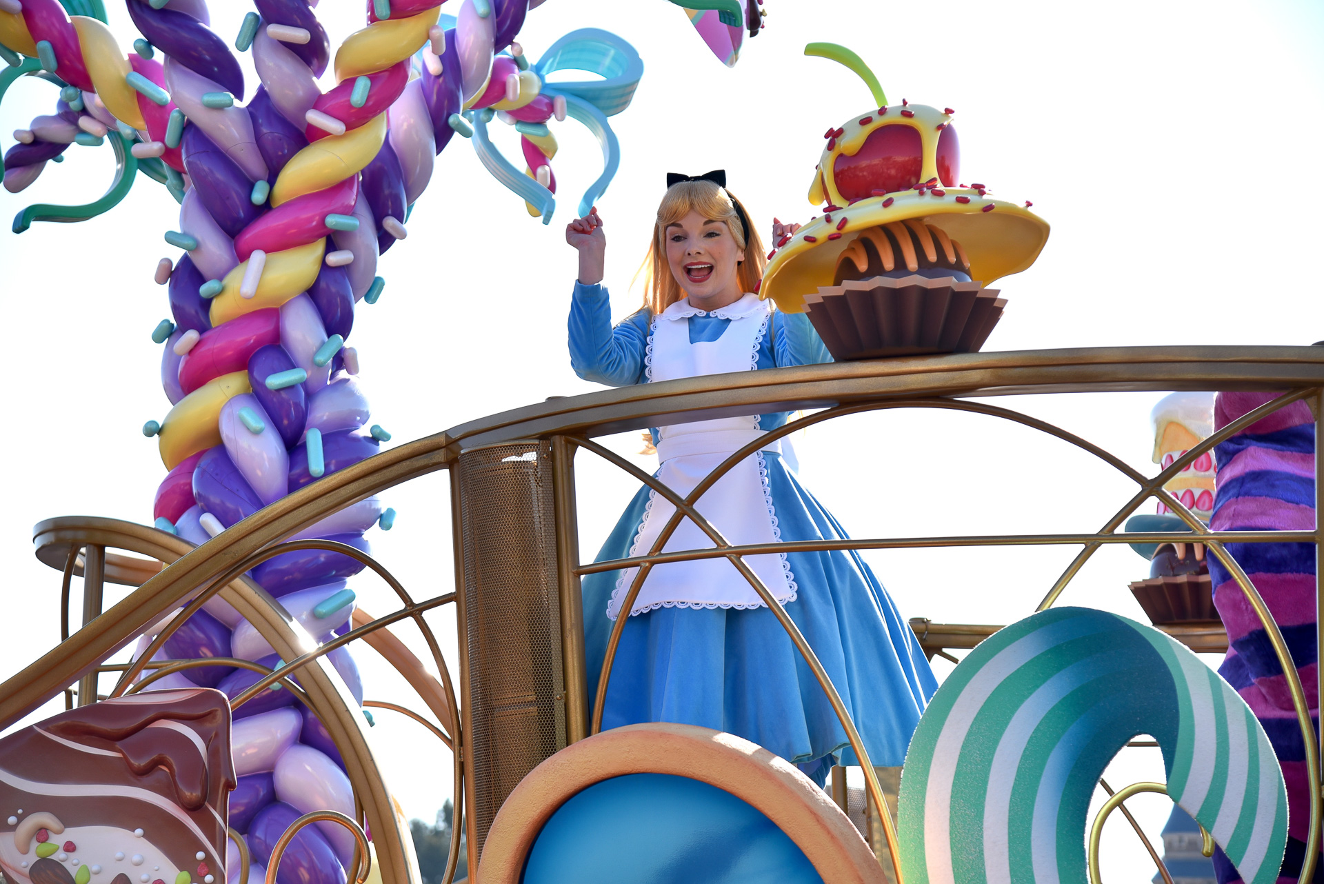 マッドハッターにアリス、チシャ猫の姿も！